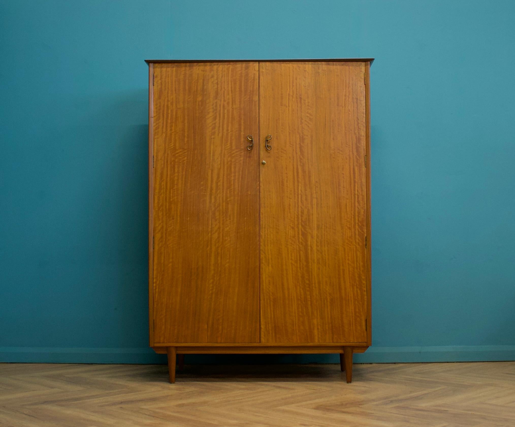 Mid-Century moderno Armadio a due ante in teak del Mid Century di Younger, anni '60 in vendita