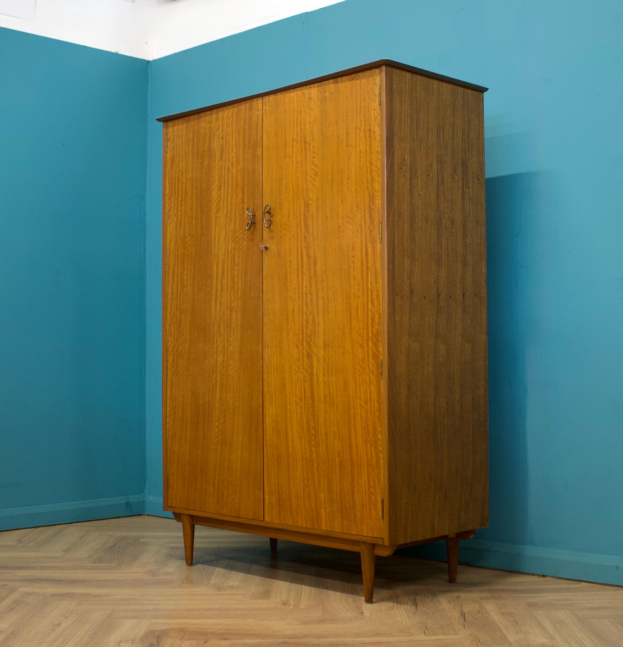 Britannico Armadio a due ante in teak del Mid Century di Younger, anni '60 in vendita