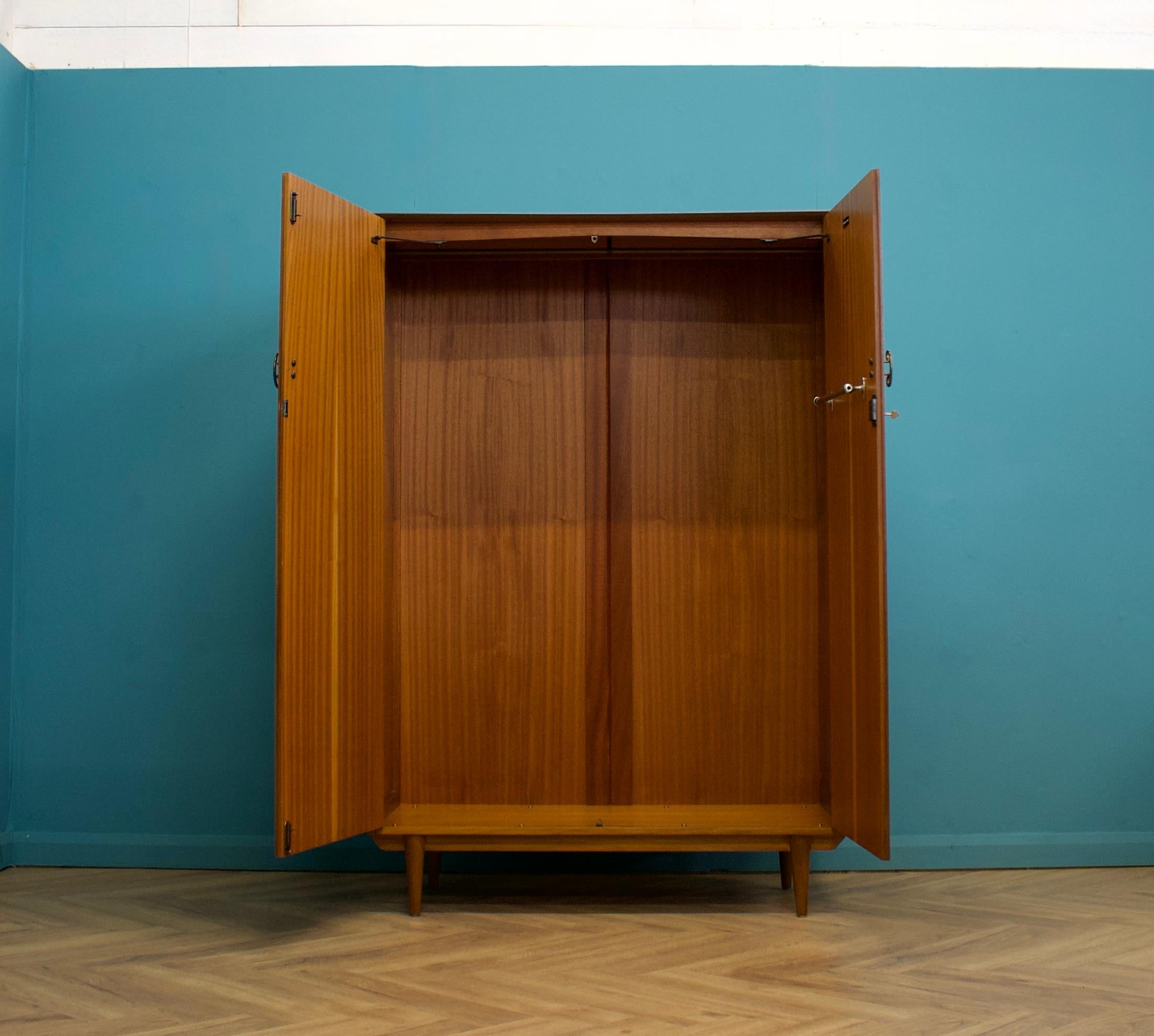 Impiallacciato Armadio a due ante in teak del Mid Century di Younger, anni '60 in vendita