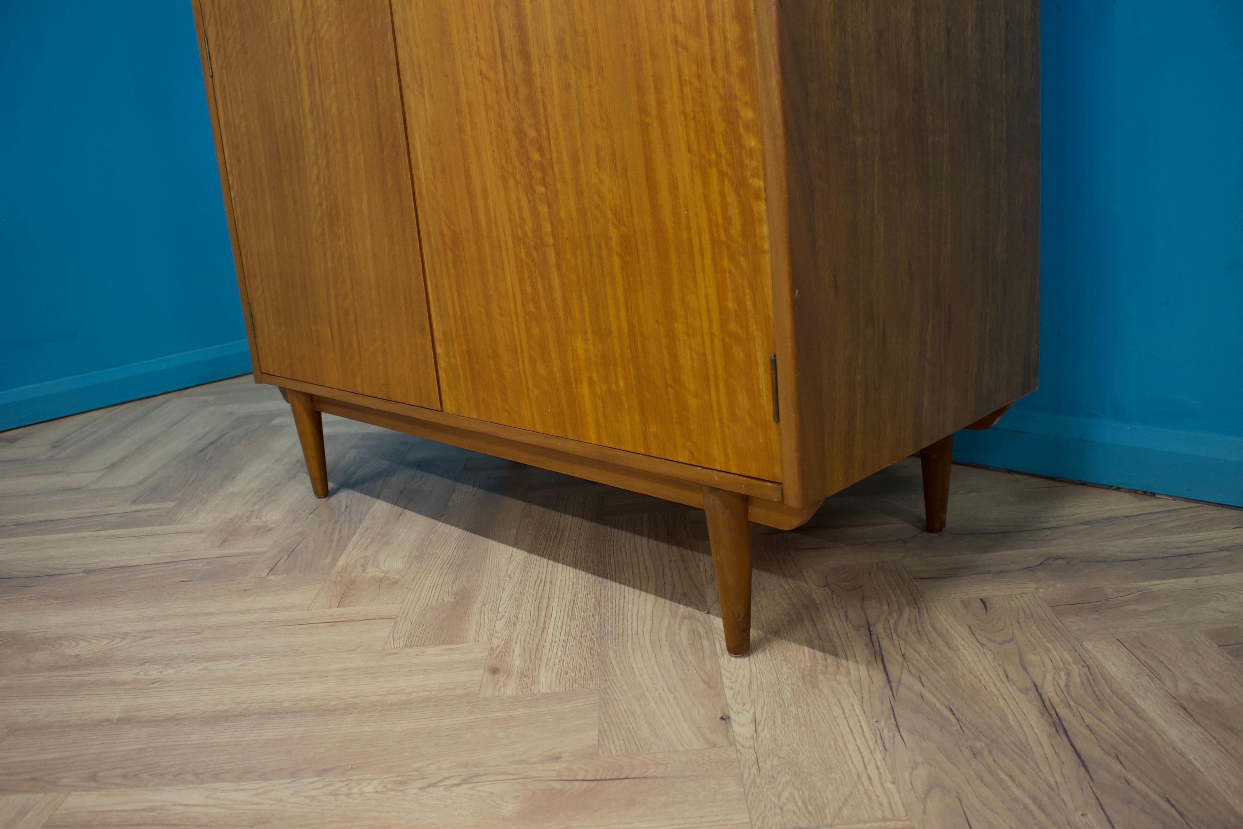 XX secolo Armadio a due ante in teak del Mid Century di Younger, anni '60 in vendita