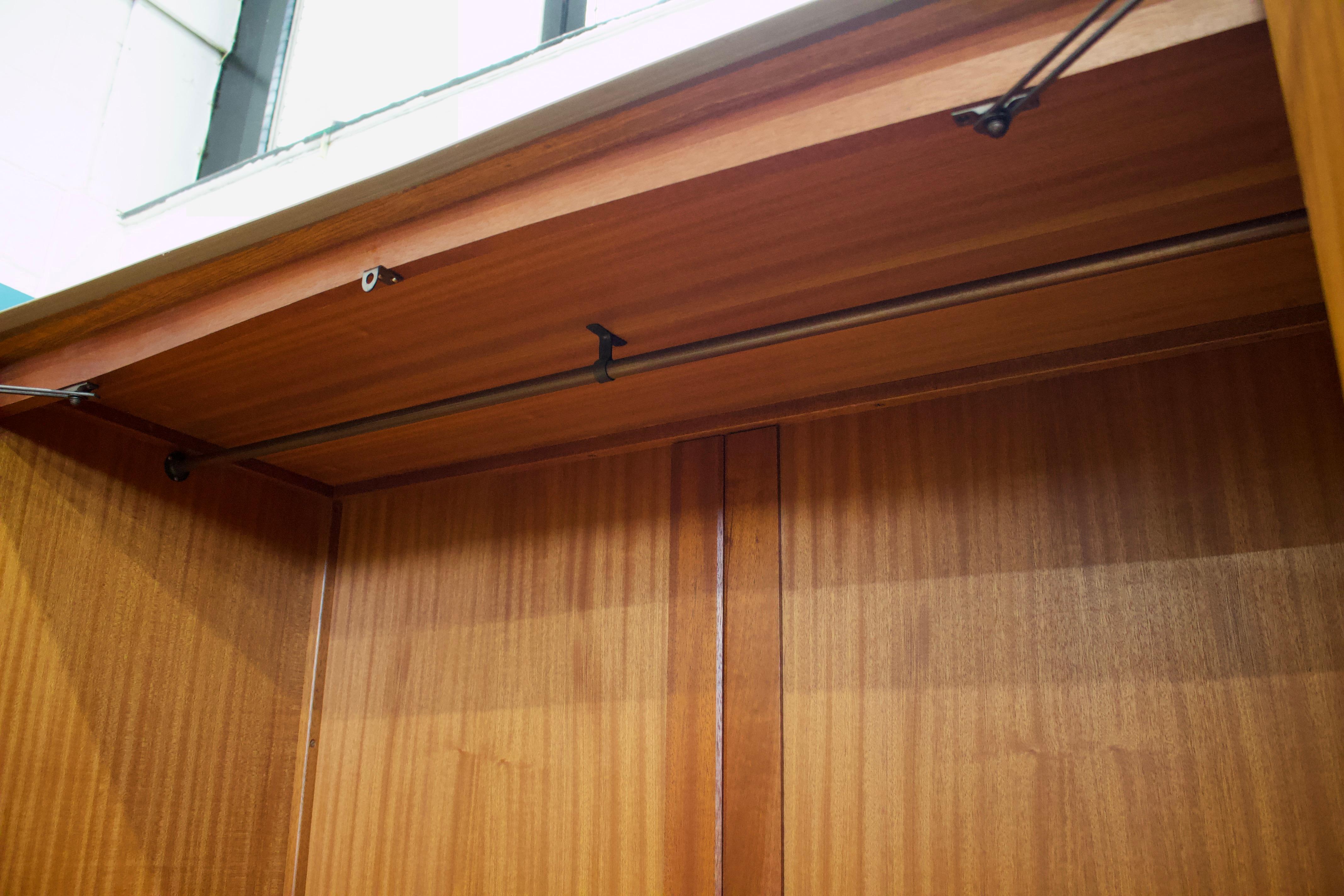 Teak Armadio a due ante in teak del Mid Century di Younger, anni '60 in vendita