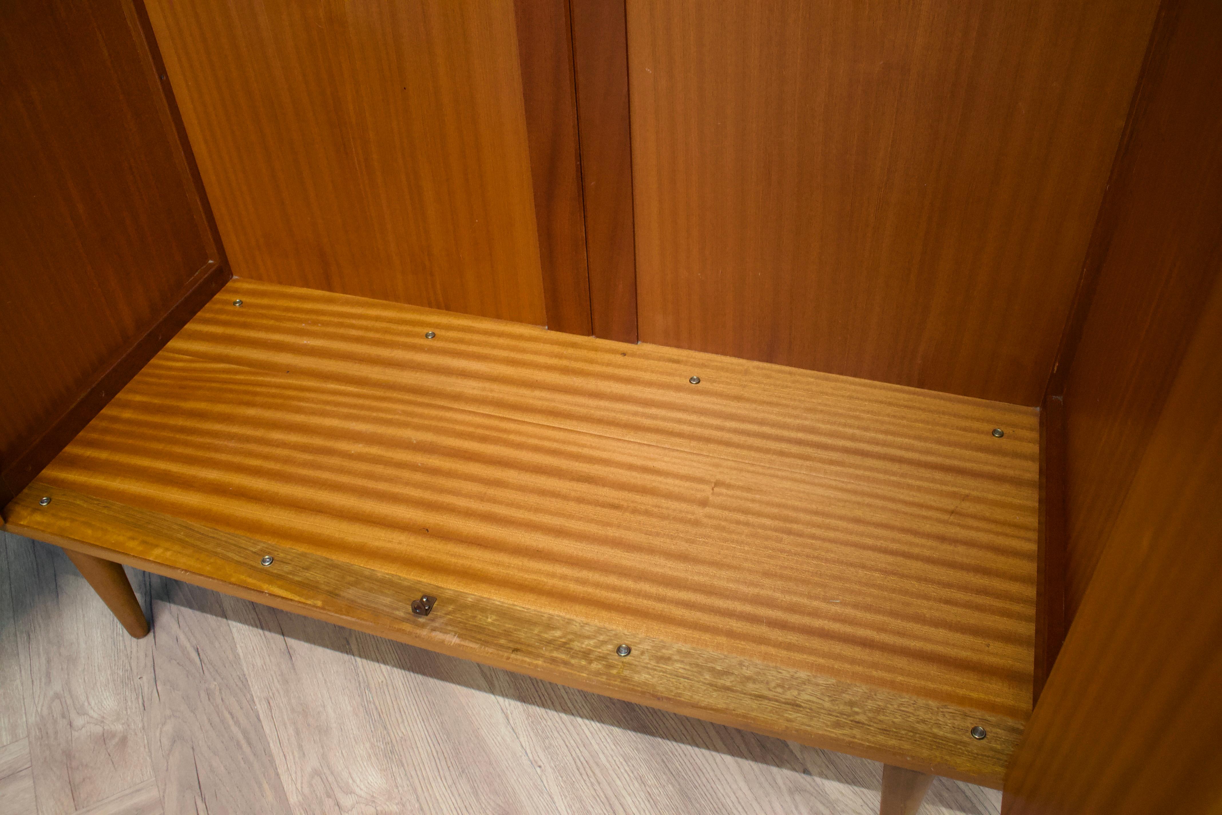 Armadio a due ante in teak del Mid Century di Younger, anni '60 in vendita 1