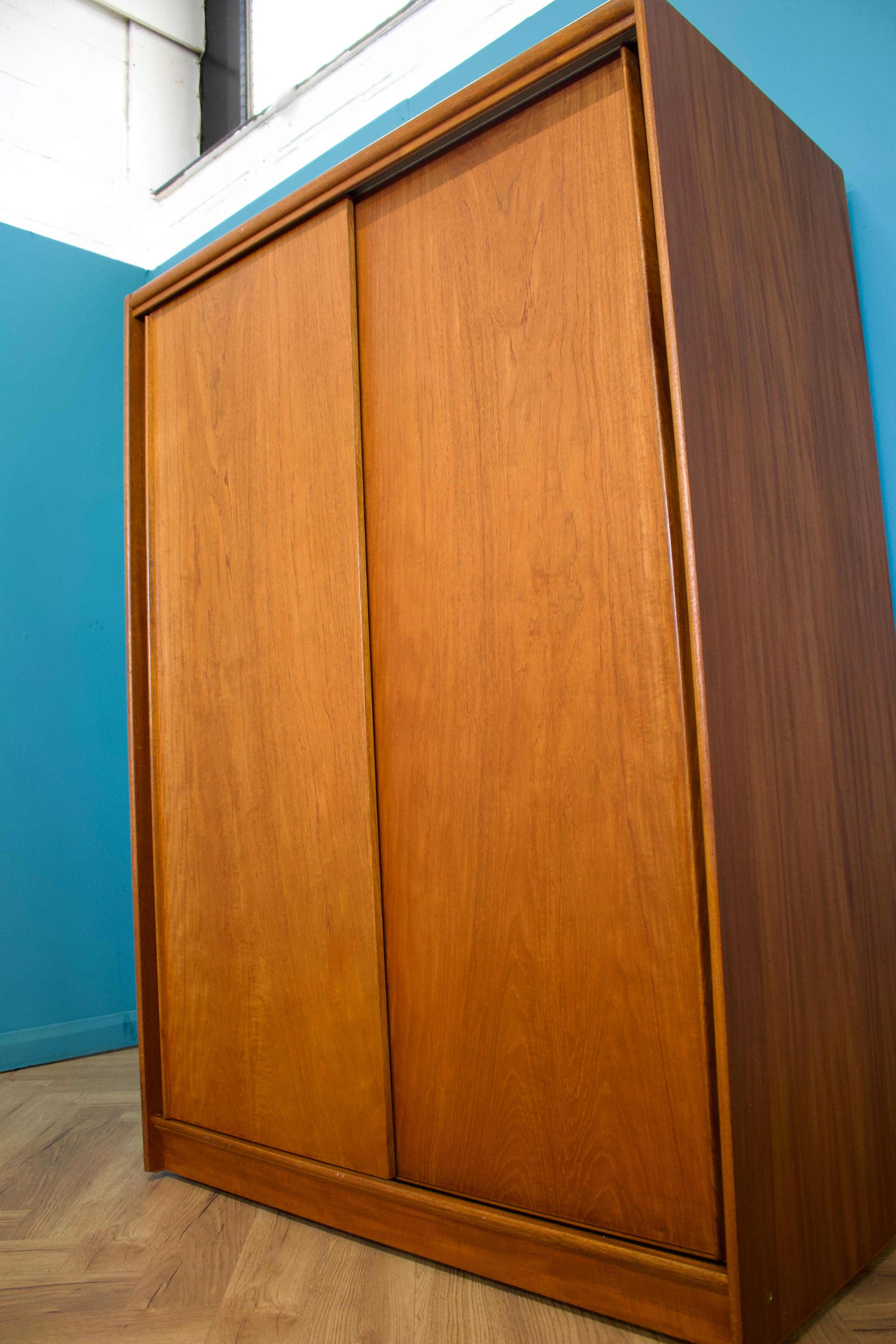 Mid Century Teak Double Sliding Door Wardrobe from Austinsuite, 1960s In Good Condition In South Shields, GB