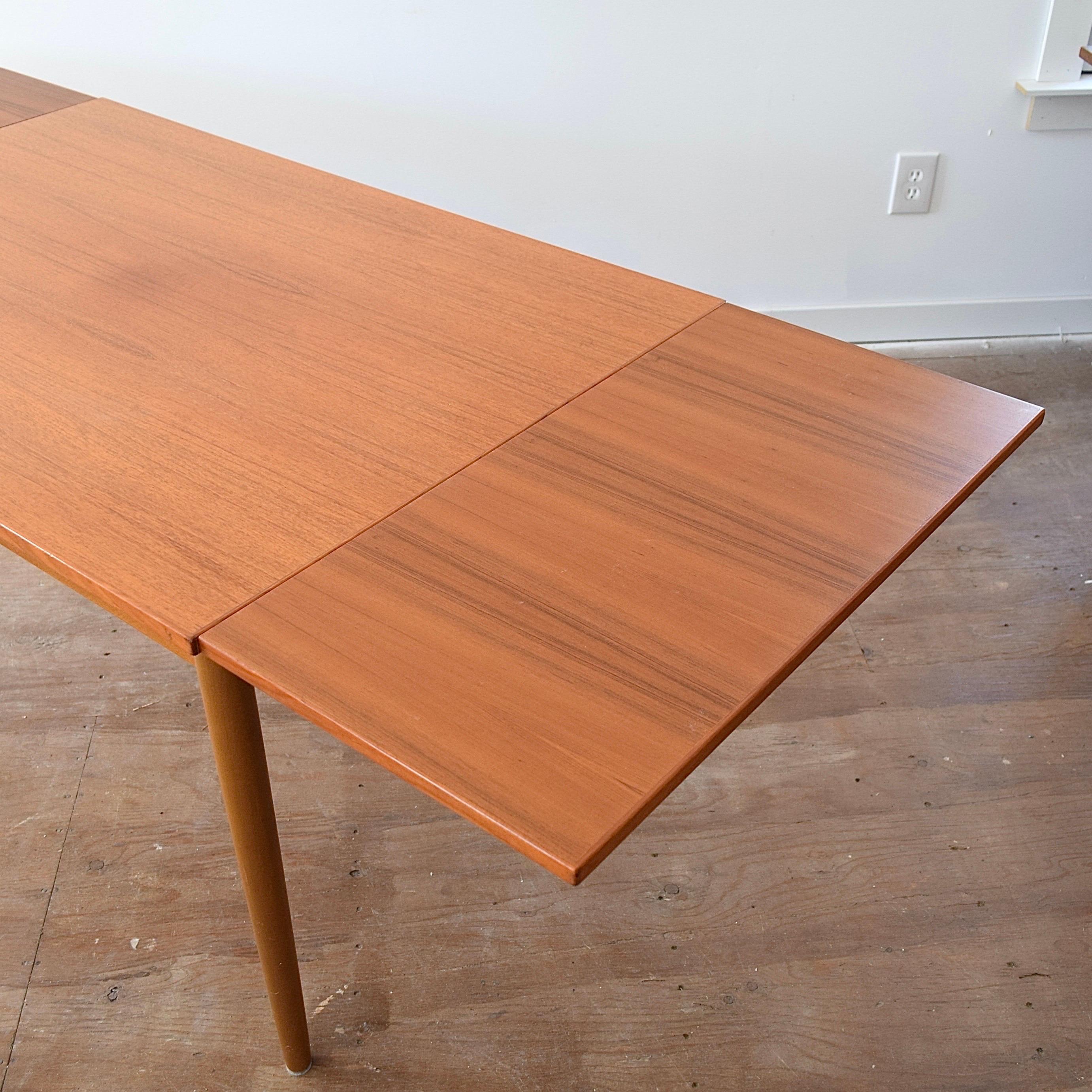 Mid Century Teak Draw Leaf Dining Table by Farstrup In Good Condition For Sale In Puslinch, ON