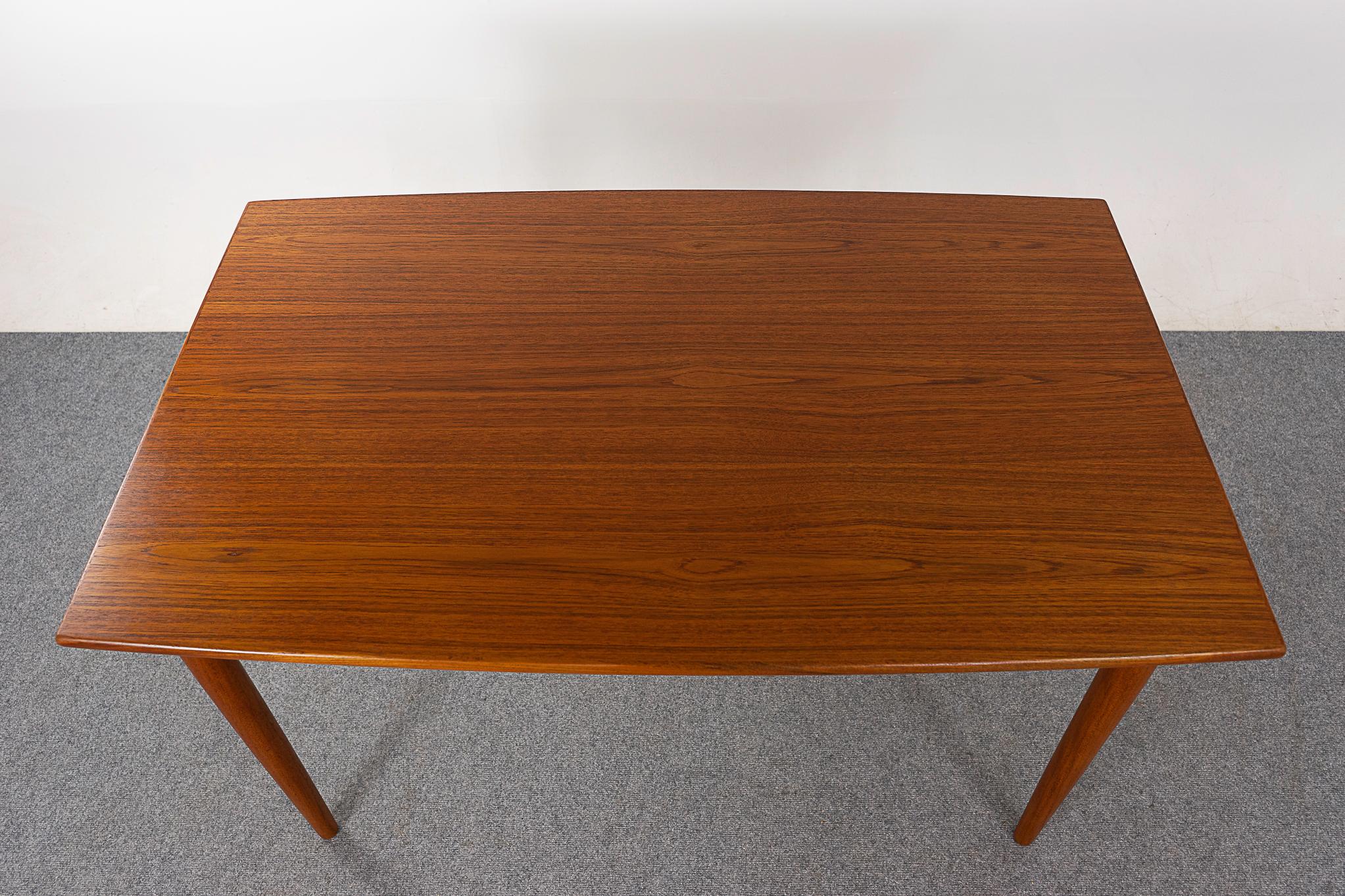 Mid-Century Teak Draw Leaf Dining Table In Good Condition For Sale In VANCOUVER, CA