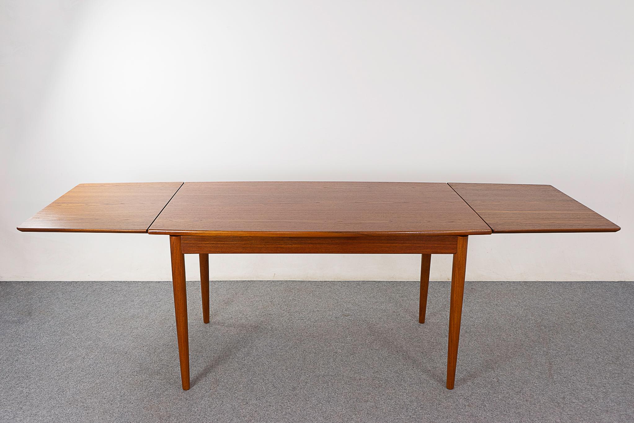 Milieu du XXe siècle Table de salle à manger à tiroir en teck du milieu du siècle en vente