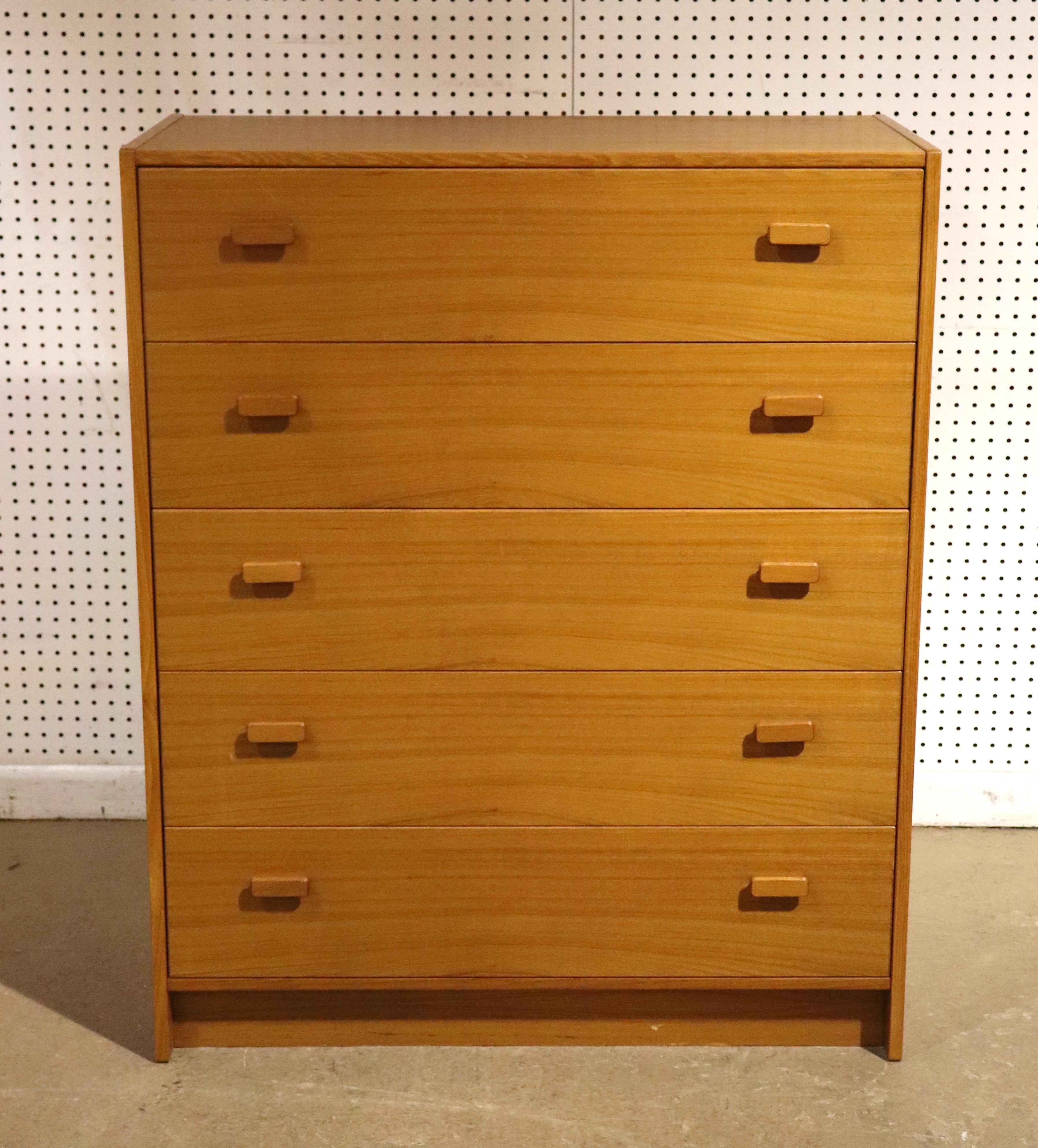 Questa cassettiera danese con maniglie in legno presenta cinque profondi cassetti e calde venature di teak. Realizzato da Jesper Furniture con un design semplice e affascinante di metà secolo.
Si prega di confermare la posizione NY o NJ