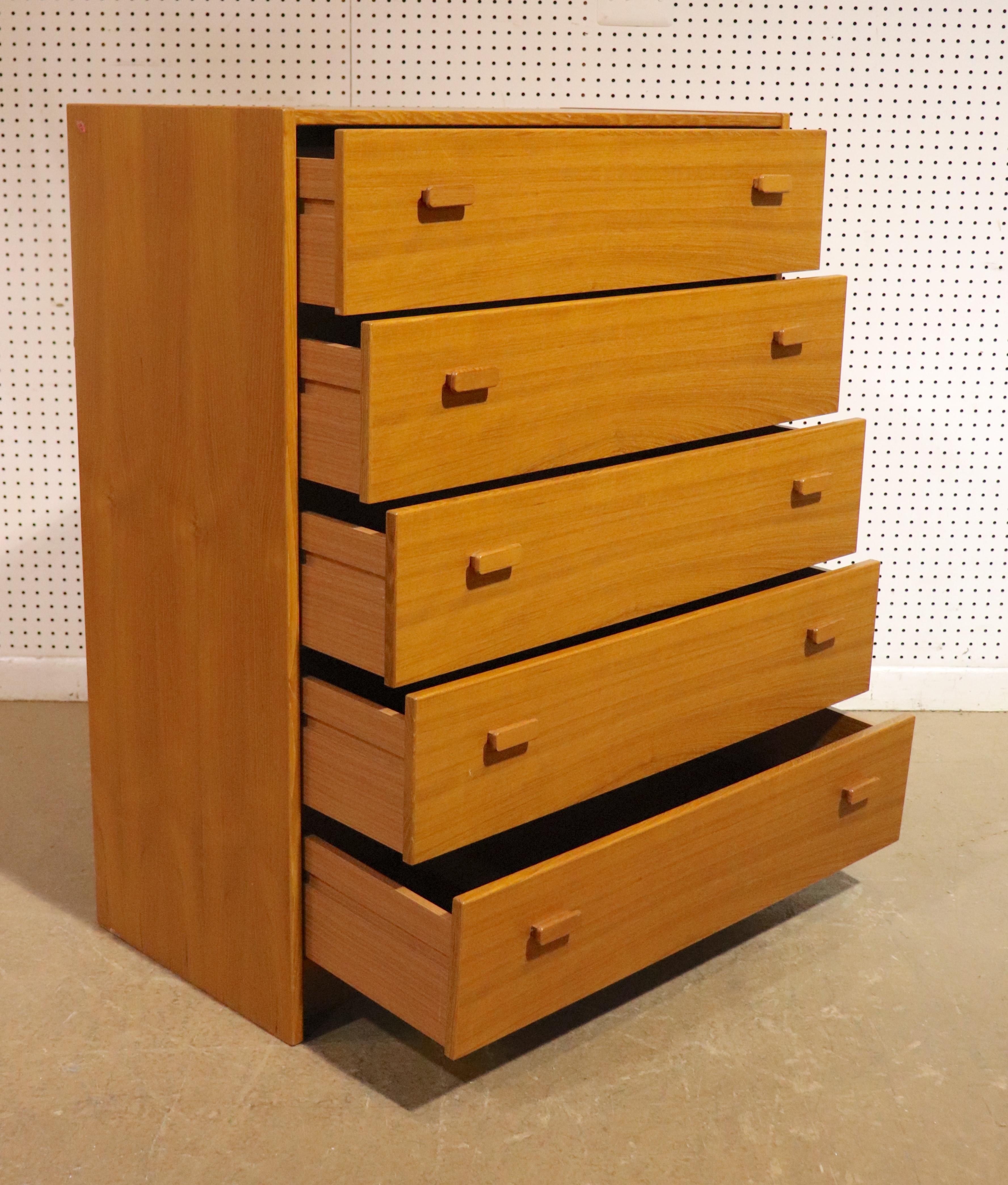 Mid-Century moderno Comò in teak del metà del secolo scorso di Jesper in vendita