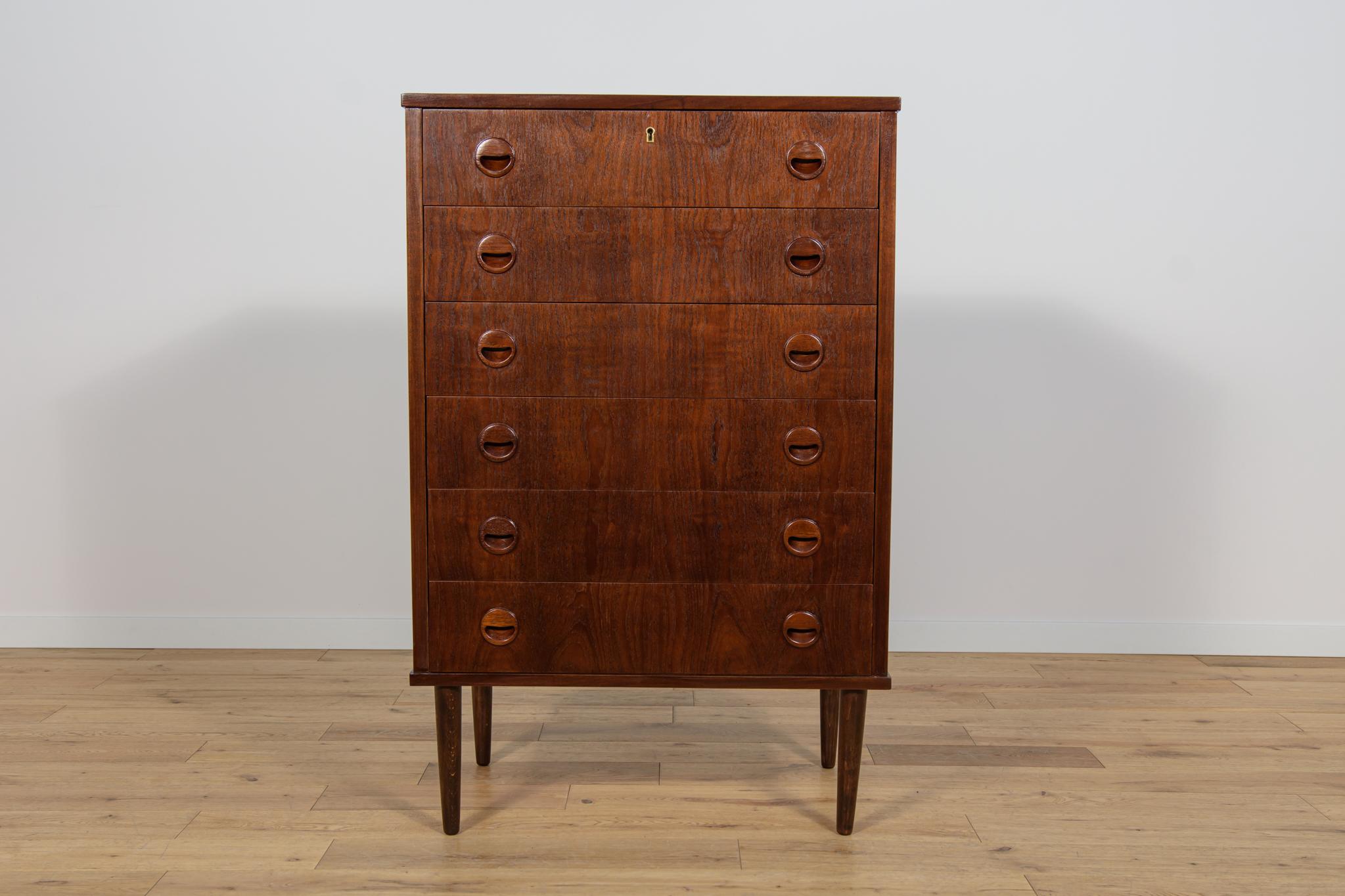 Comò in teak di metà secolo prodotto negli anni '60 in Danimarca. Il comò ha maniglie profilate. Il comò è composto da 6 cassetti con maniglie rotonde profilate. Il legno di teak è stato pulito con una vecchia superficie e verniciato con una tinta