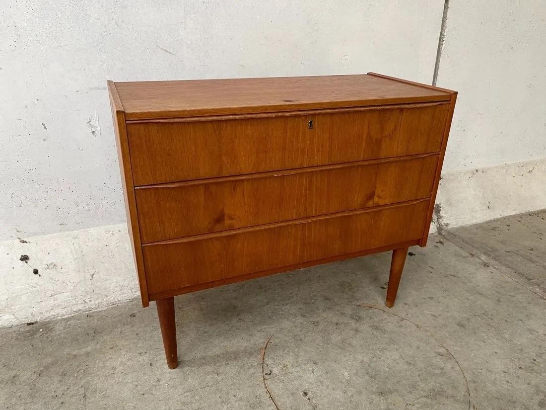 Mid-Century Teak Dresser with 3 drawers

good condition for age and use 