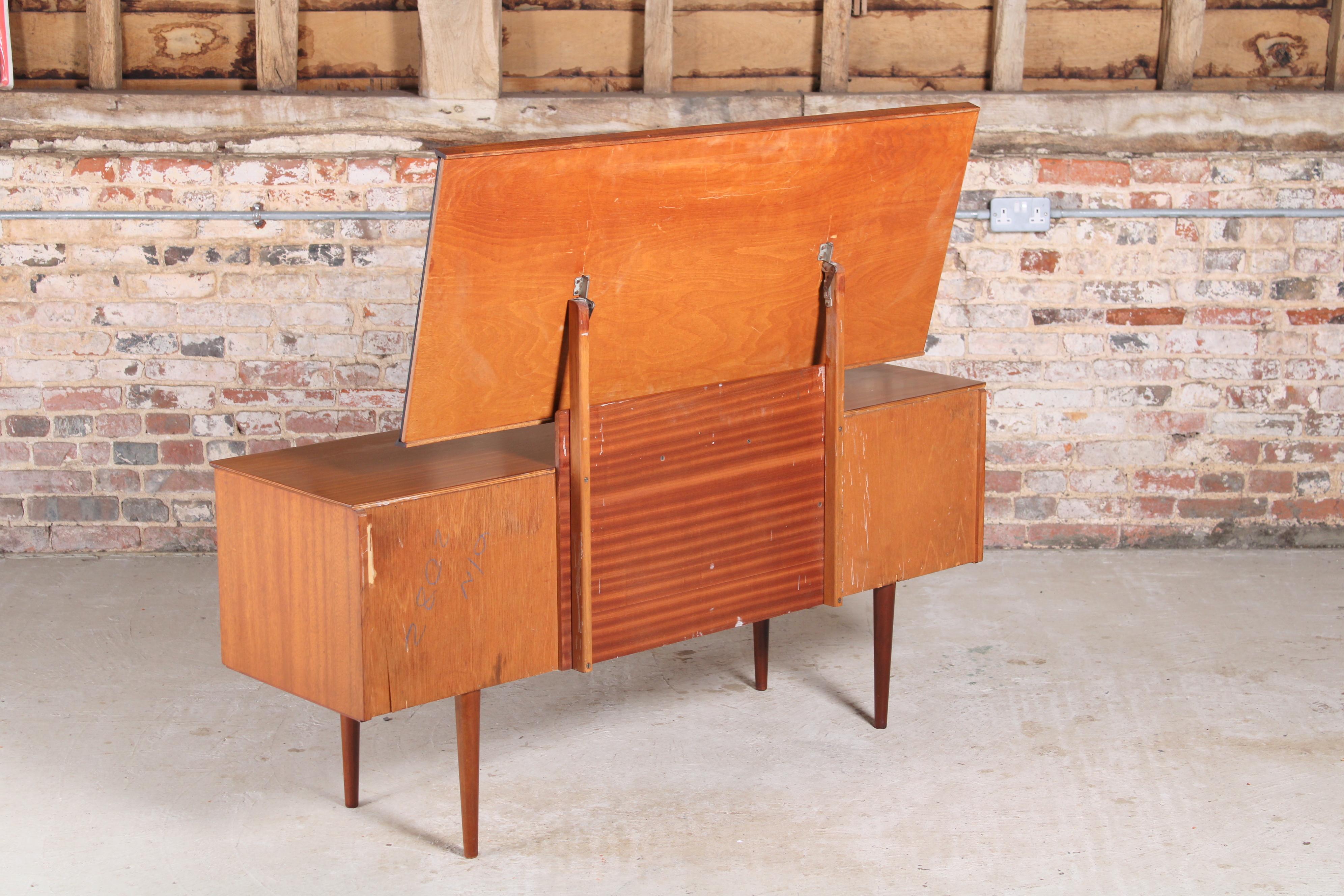 Mid Century Teak Dressing Table by Austinsuite, England, circa 1960s In Good Condition In Surrey, GB