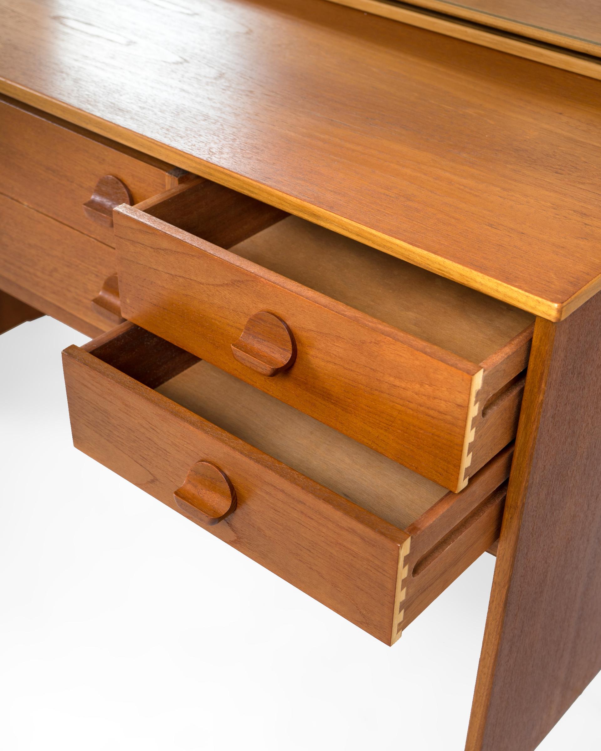 Oiled Mid Century Teak Dressing Table by John&Sylvia Reid for Stag, circa 1960s, UK For Sale