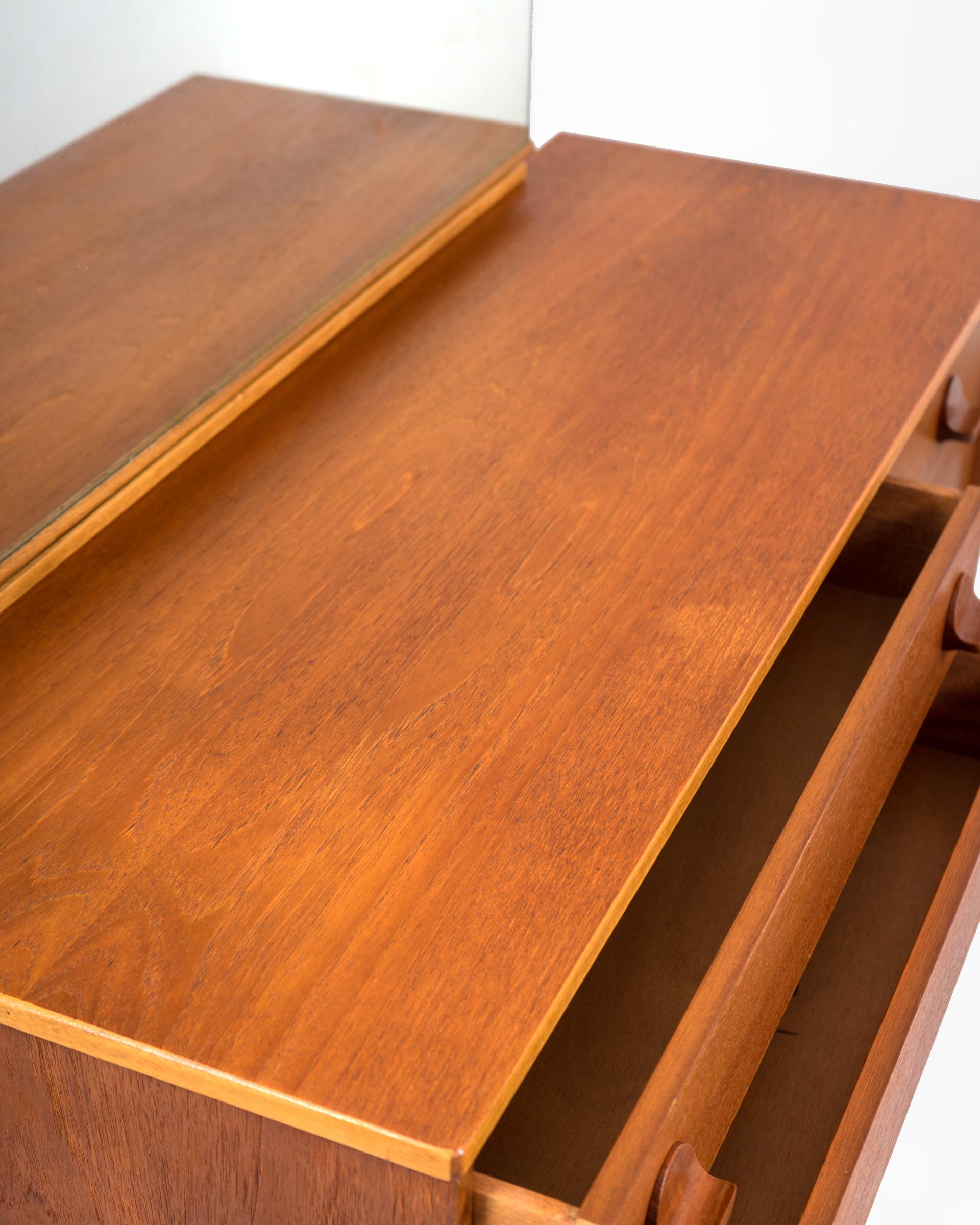 Mid Century Teak Dressing Table by John&Sylvia Reid for Stag, circa 1960s, UK In Good Condition For Sale In CANGAS, ES