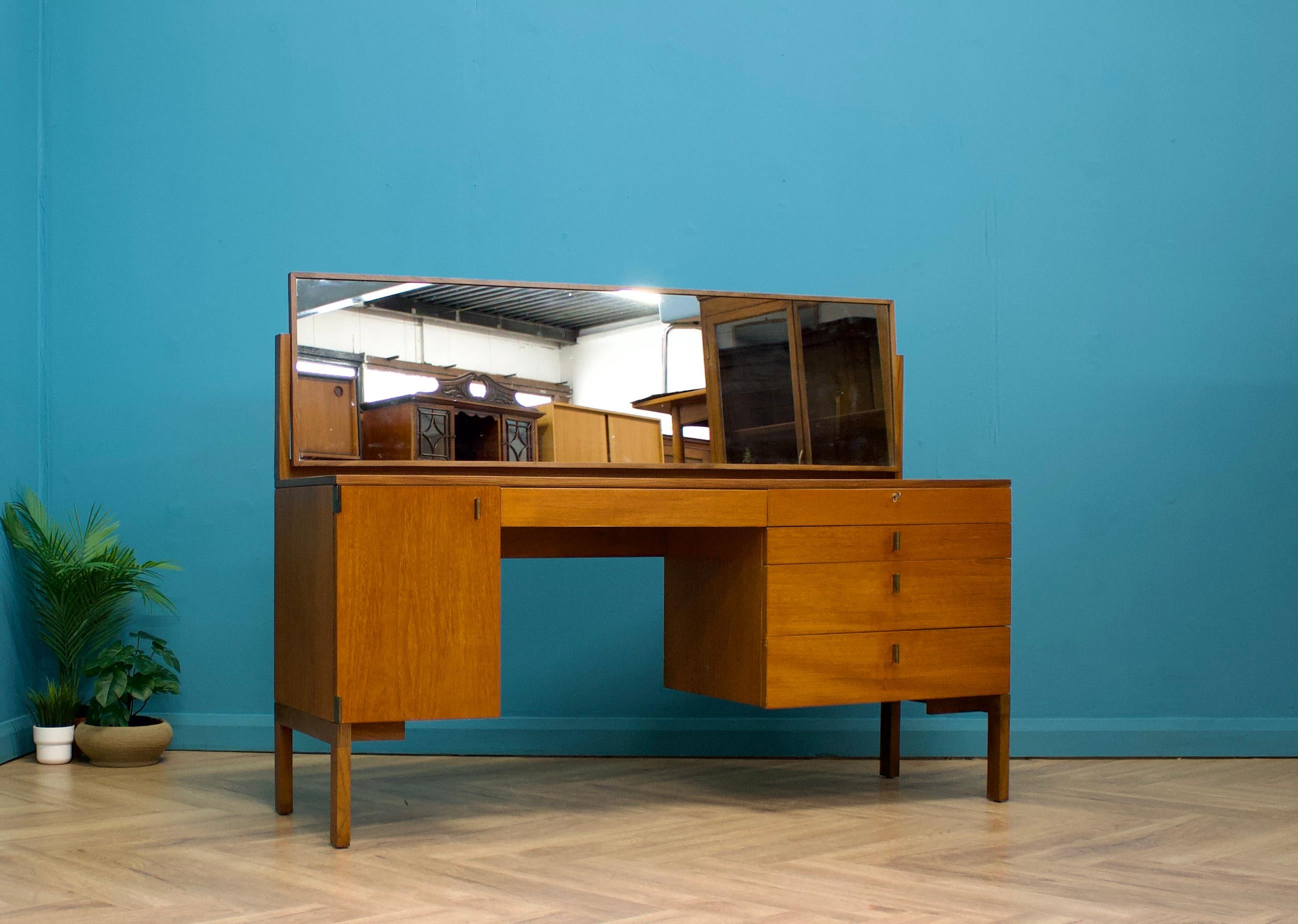 A mid century teak dressing table from Beithcraft, circa 1960's
Featuring brass handles and hinge detail
There are five drawers in total