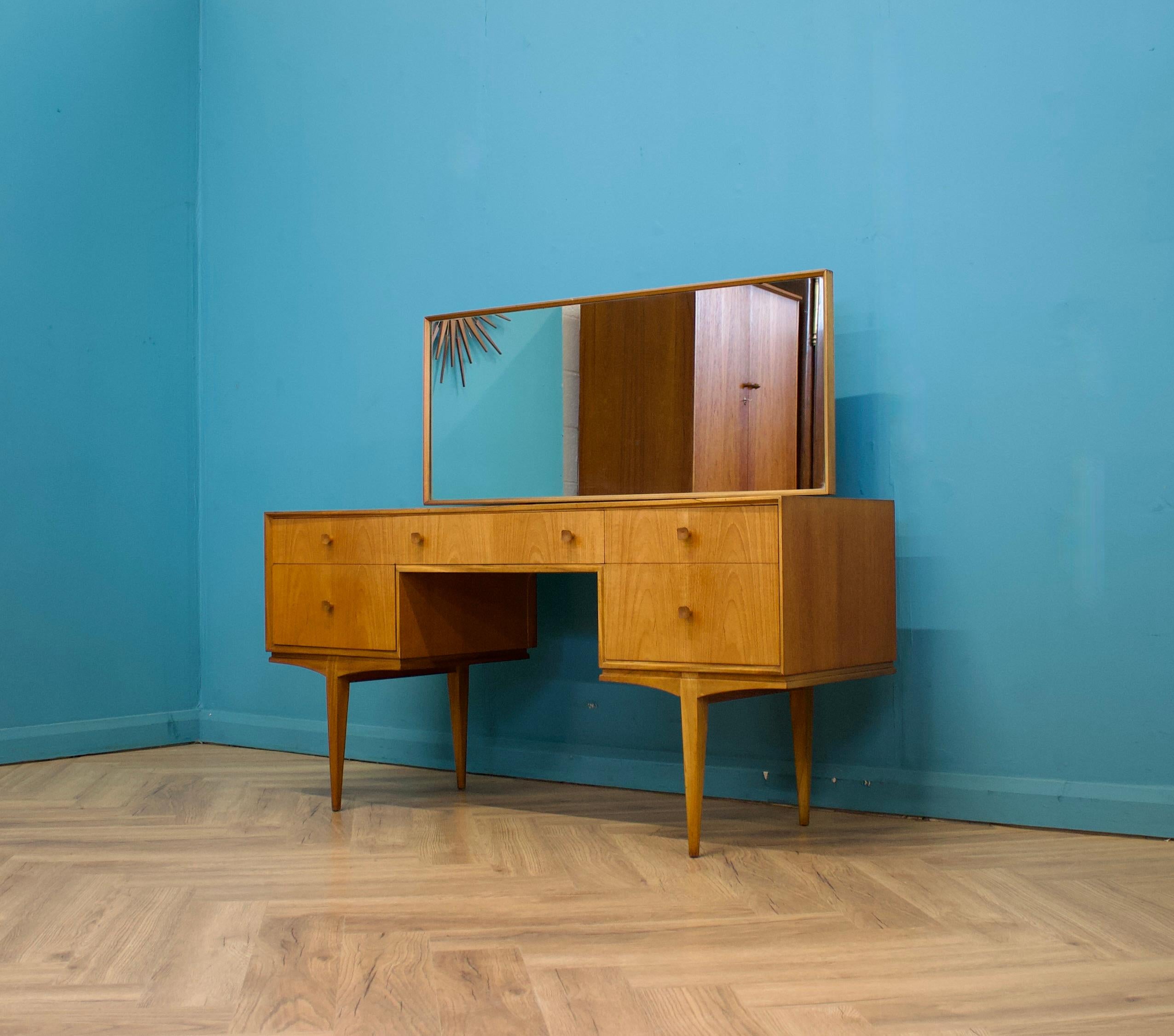 Mid-Century-Kommodentisch aus Teakholz von McIntosh, 1960er Jahre (Britisch) im Angebot