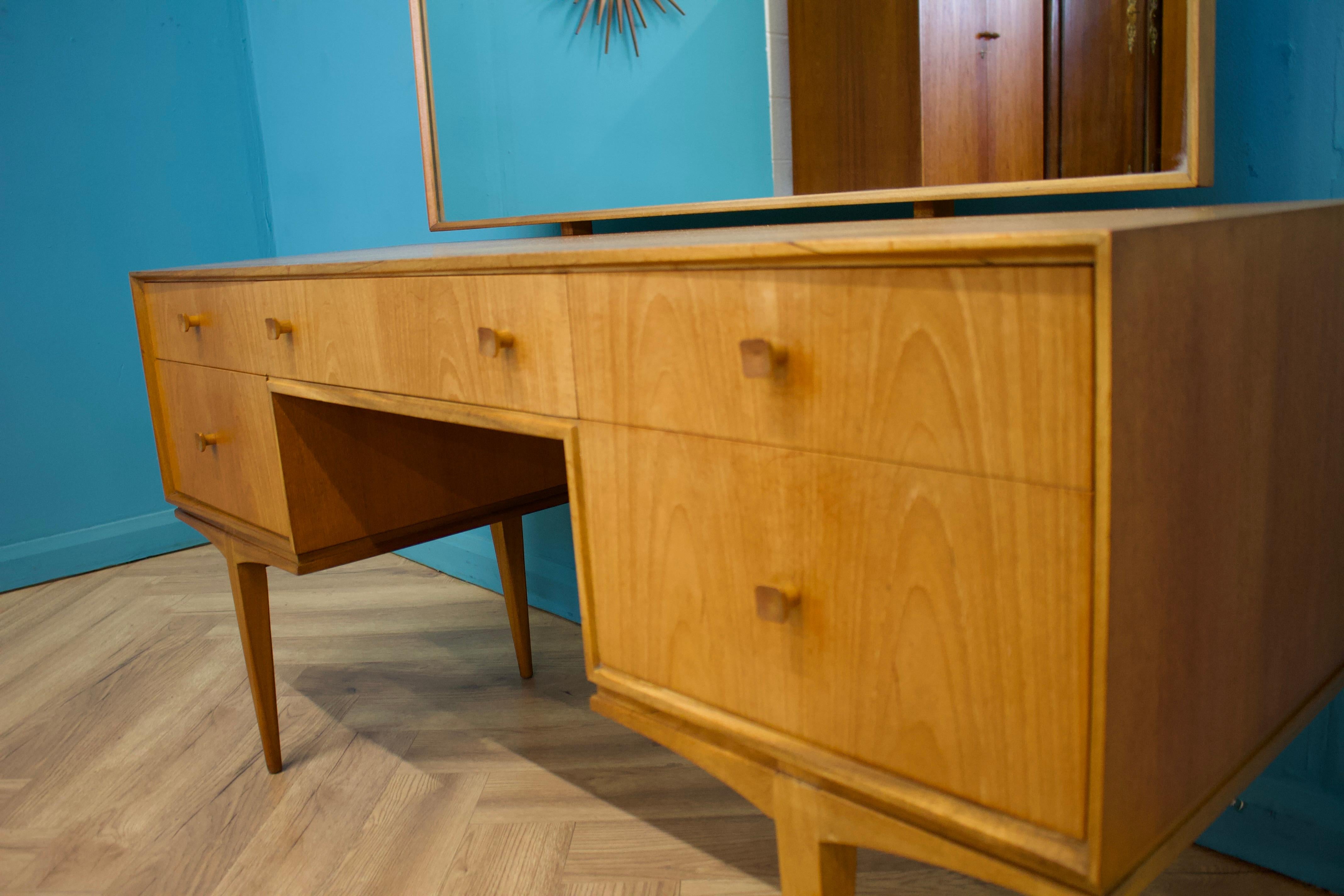 Mid-Century-Kommodentisch aus Teakholz von McIntosh, 1960er Jahre im Angebot 1