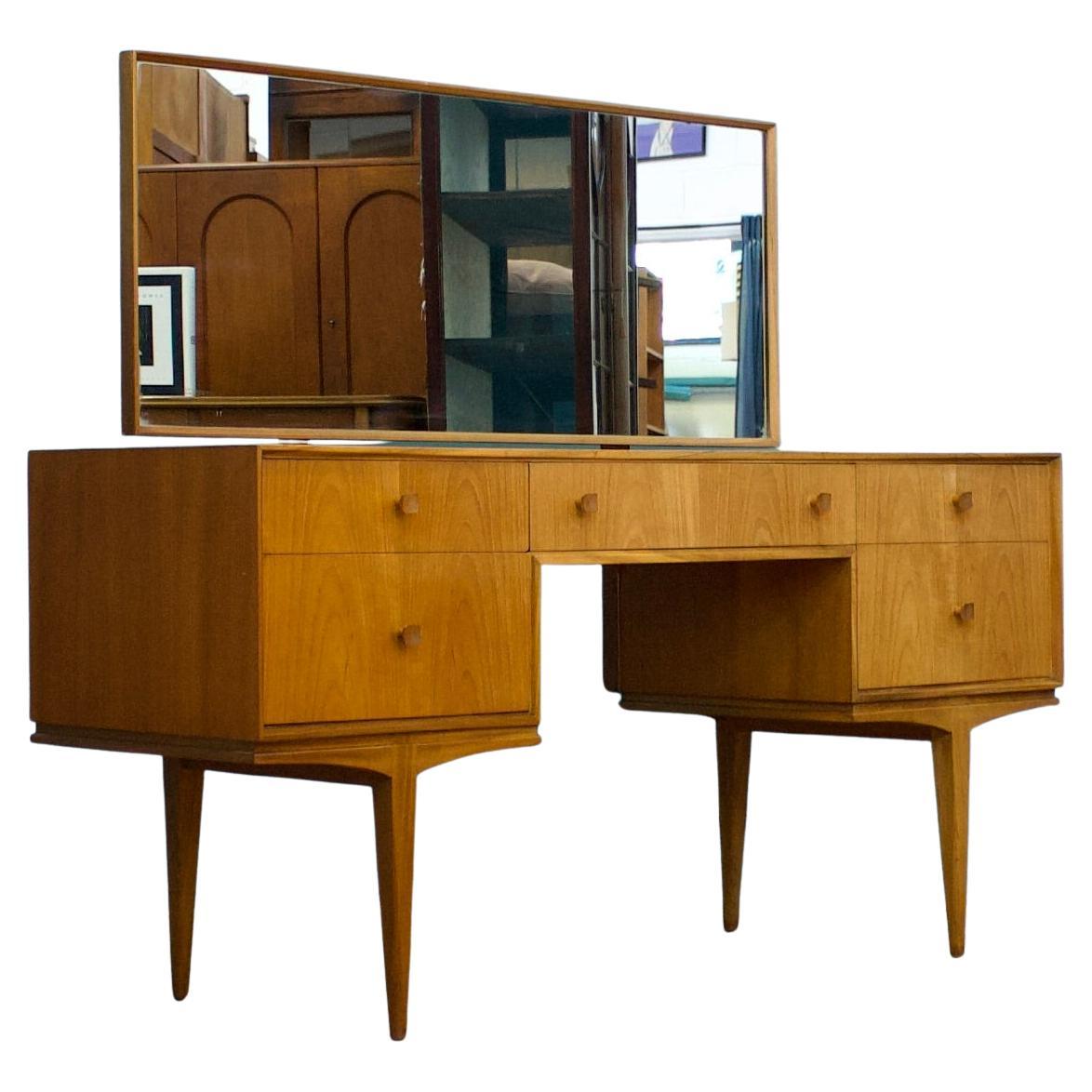 Mid-Century-Kommodentisch aus Teakholz von McIntosh, 1960er Jahre im Angebot