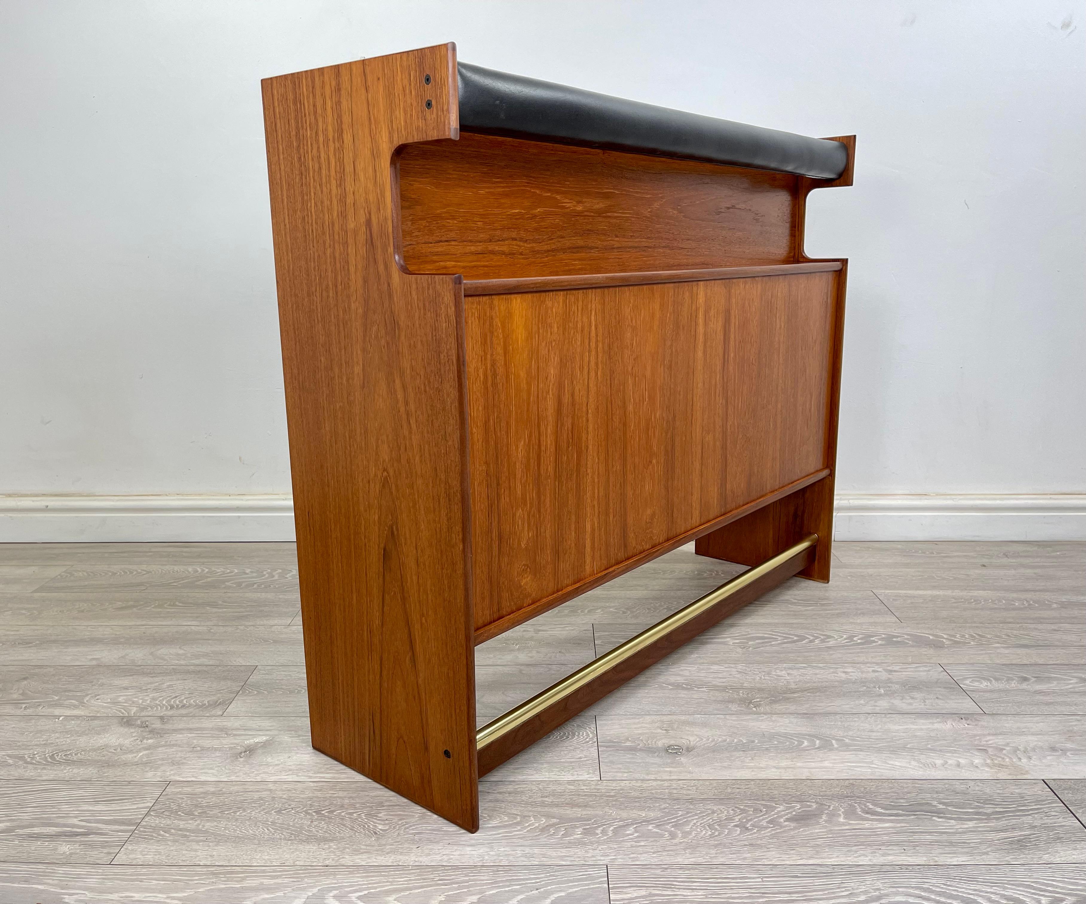 Mid Century Teak Drinks Bar / Dry bar  In Excellent Condition For Sale In Hull, GB