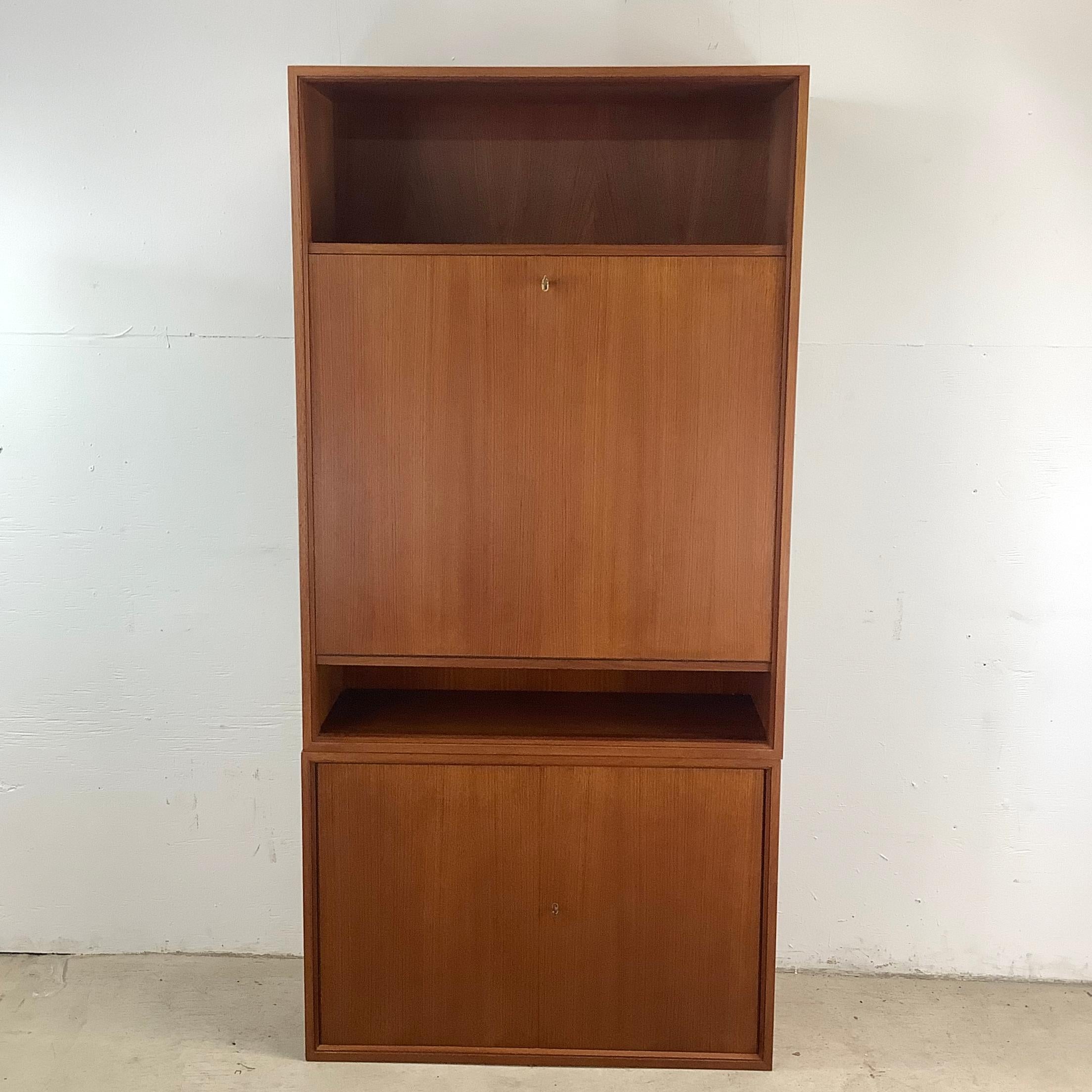 Per chi apprezza i dettagli più raffinati del design, questo mobile in teak a due pezzi con scrivania a ribalta della tedesca Franz Meyer Møbel offre funzionalità e fascino artistico. Questo pezzo moderno di metà secolo è realizzato in teak d'epoca,