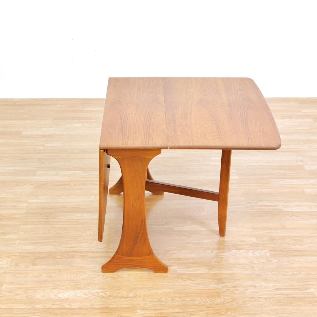 Mid Century Teak Drop Leaf Dining Table by G Plan In Good Condition For Sale In Los Angeles, CA