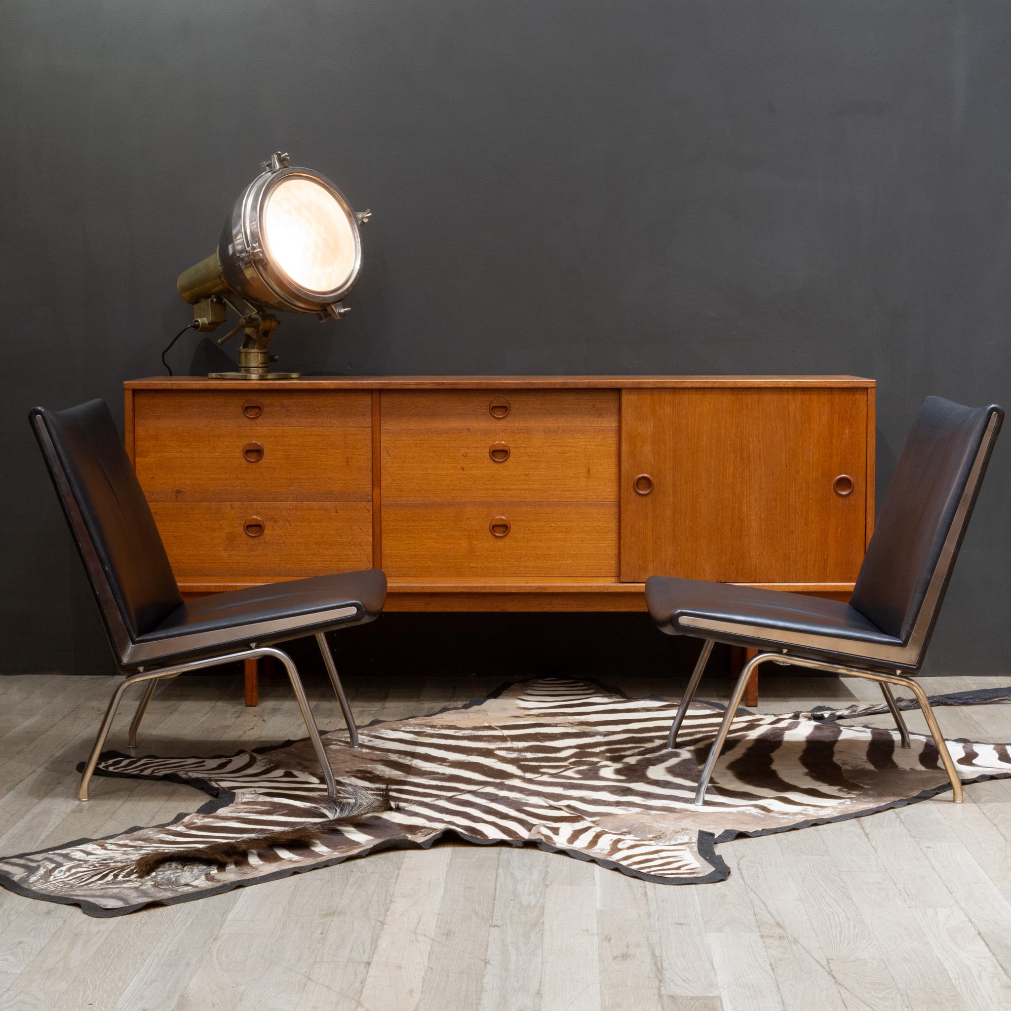 ABOUT

Revive your midcentury decor with this vintage DUX credenza/sideboard from Sweden c.1960. Crafted from Teak and Beech, it features four large drawers and two small. One drawer is lined in felt with dividers for silverware. One tambour door