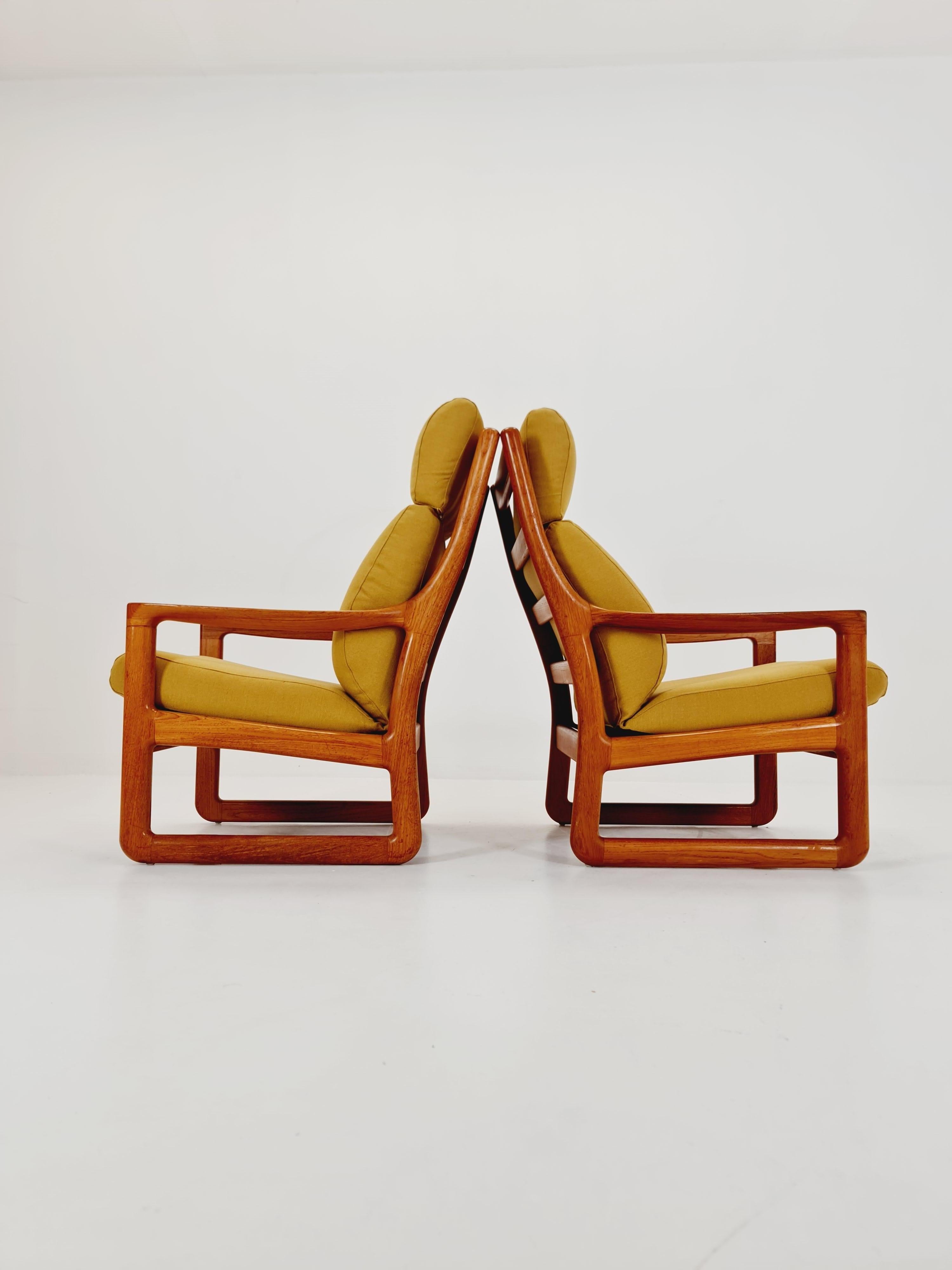 Einfache Sessel aus Teakholz aus der Mitte des Jahrhunderts von Johannes Andersen für Silkeborg  , 1960s (Stoff) im Angebot