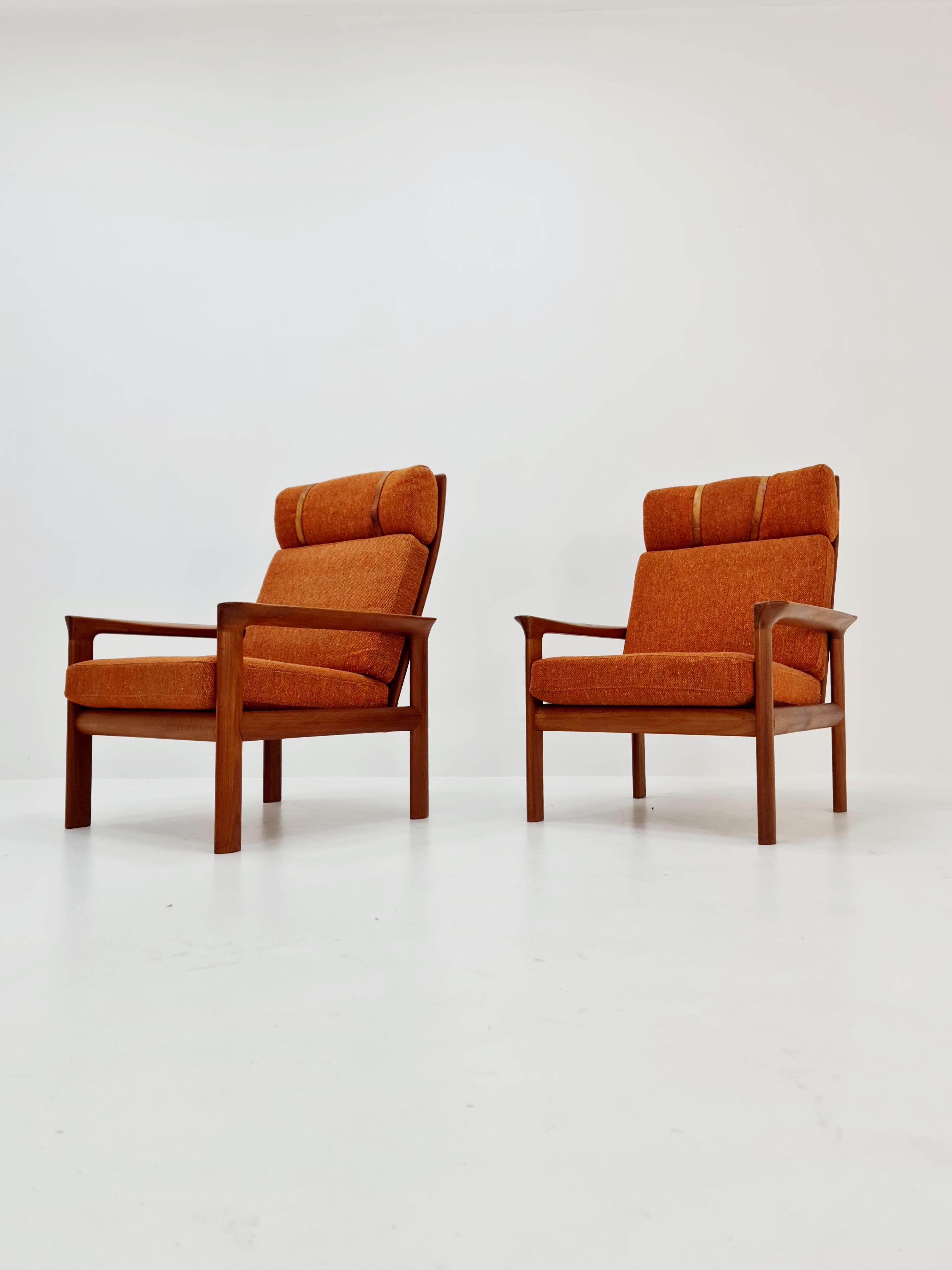 Mid century teak easy lounge high back chairs by Sven Ellekaer for Komfort  In Good Condition For Sale In Gaggenau, DE