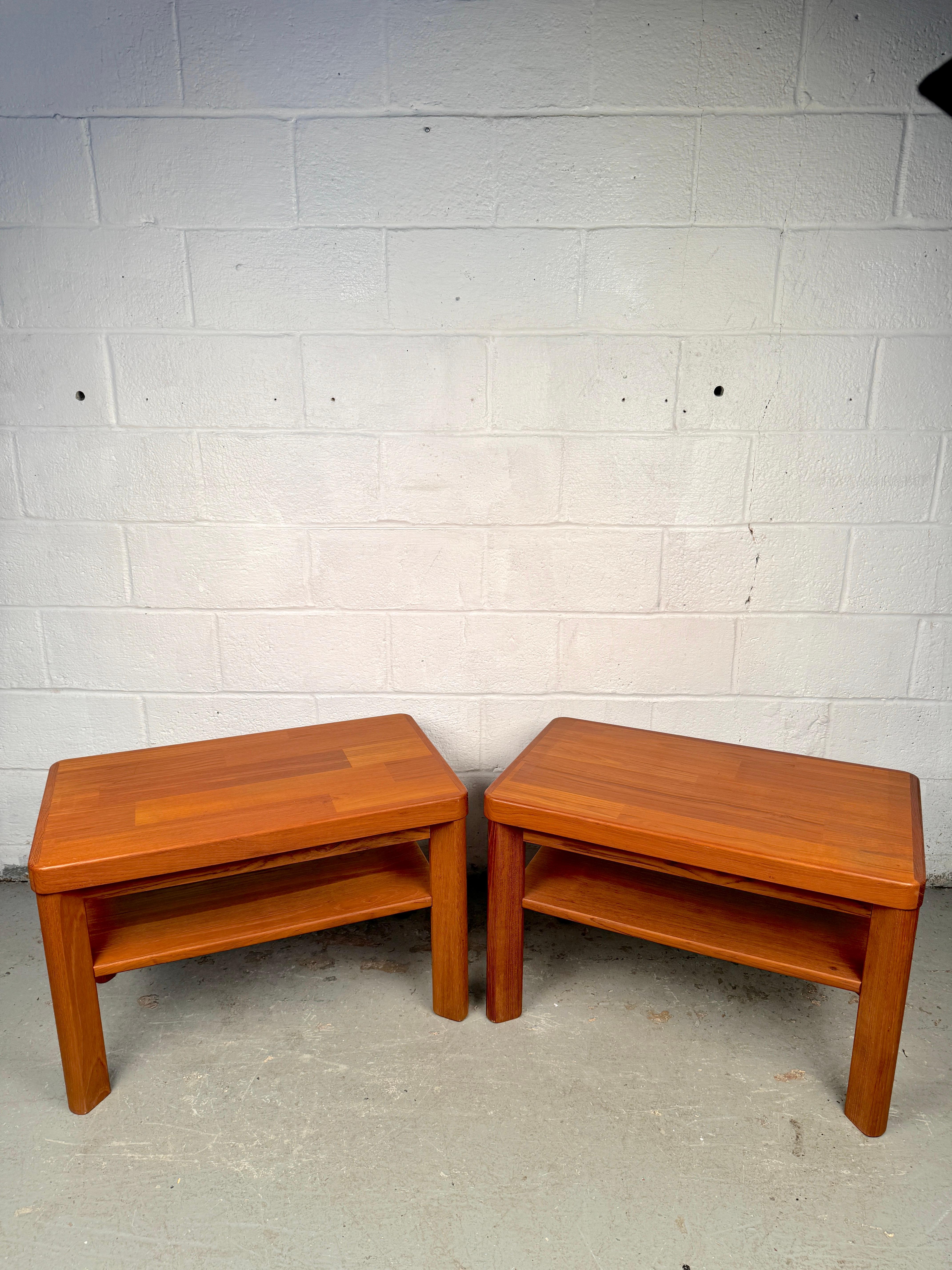 Rehaussez votre espace de vie avec le charme intemporel de ces tables d'appoint en teck vintage, fabriquées avec expertise par Randers au Danemark pendant l'âge d'or du design du milieu du siècle. Avec leurs lignes épurées, leurs riches veines de