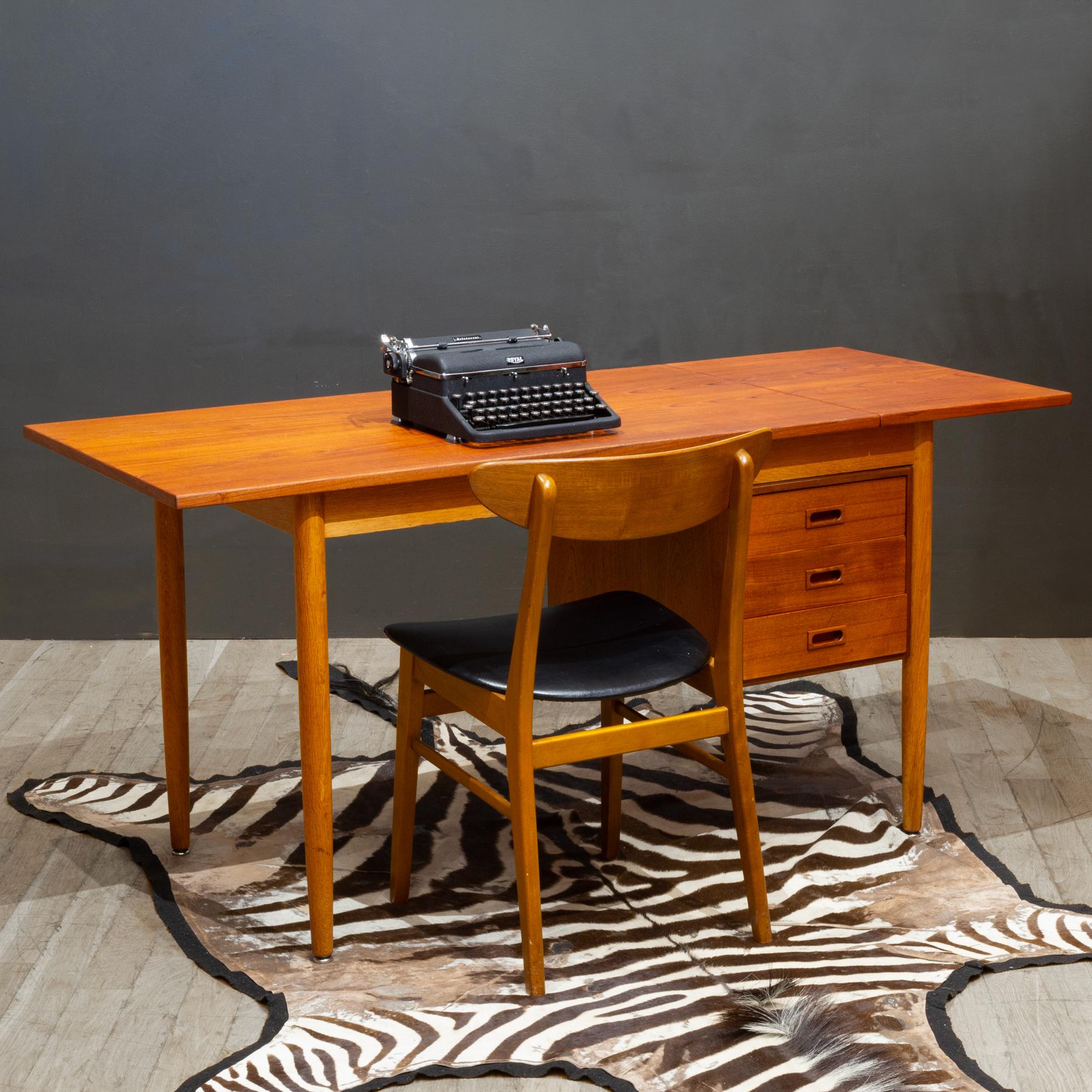 Mid-century Teak Expandable Desk with Sliding Drawers, Denmark c.1960 (Moderne der Mitte des Jahrhunderts) im Angebot