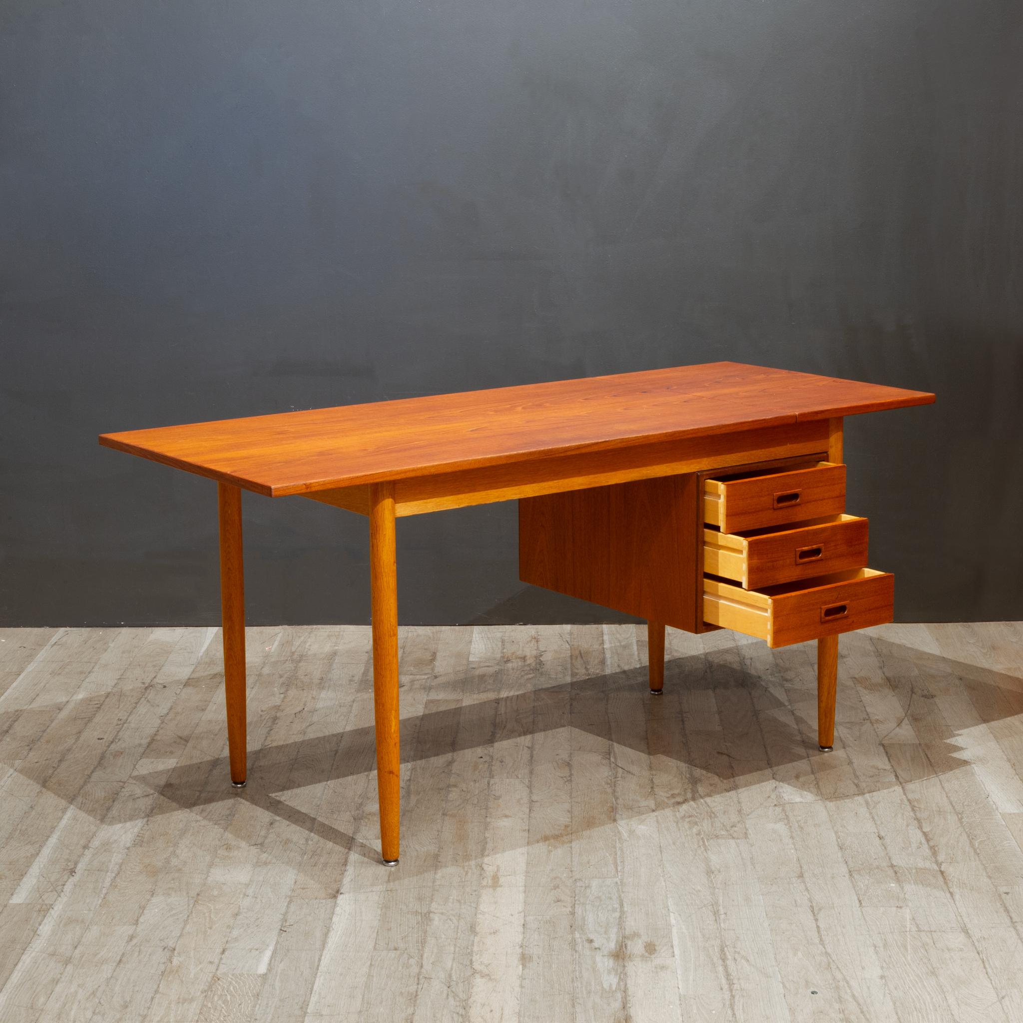 Mid-century Teak Expandable Desk with Sliding Drawers, Denmark c.1960 (Dänisch) im Angebot