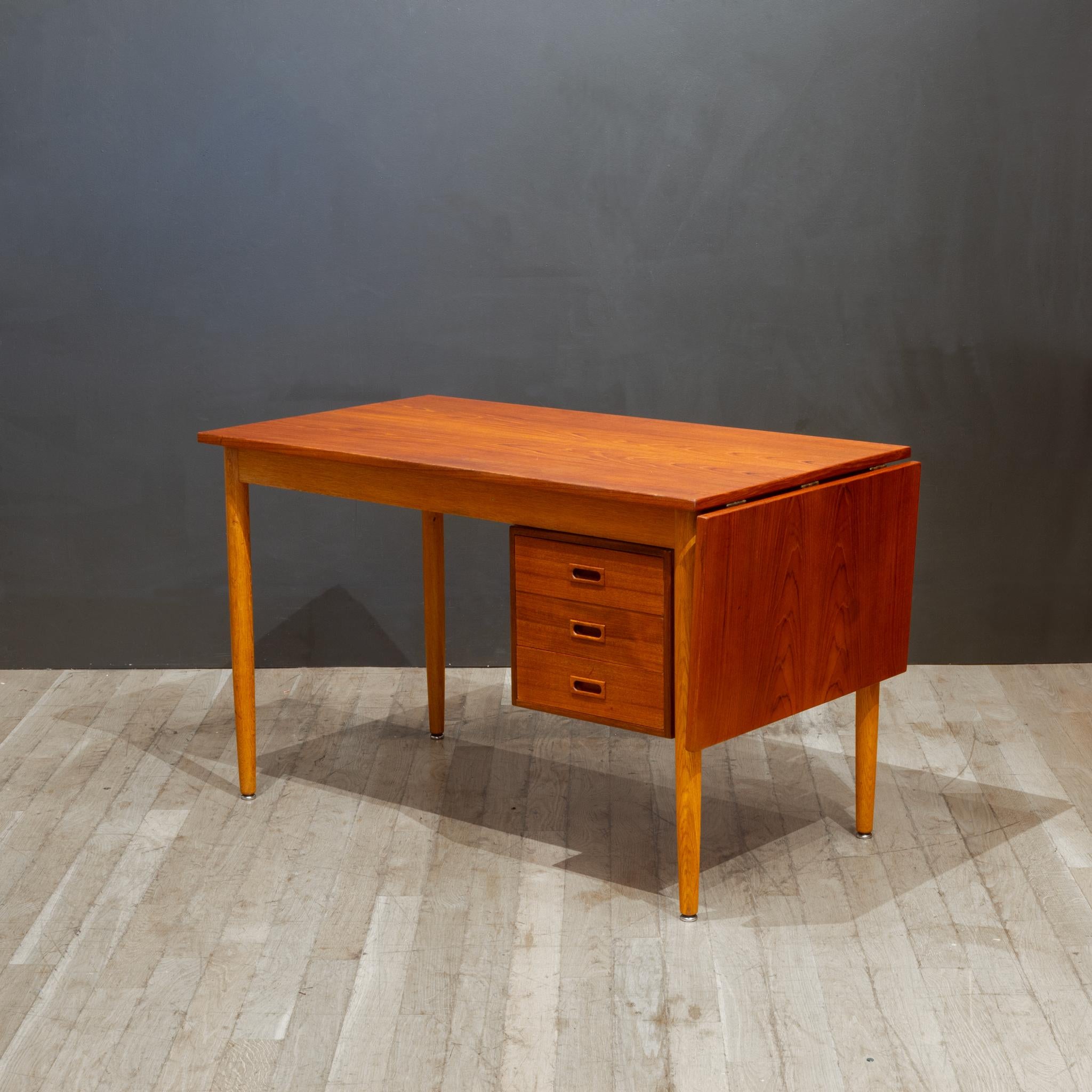 Mid-century Teak Expandable Desk with Sliding Drawers, Denmark c.1960 im Zustand „Gut“ im Angebot in San Francisco, CA