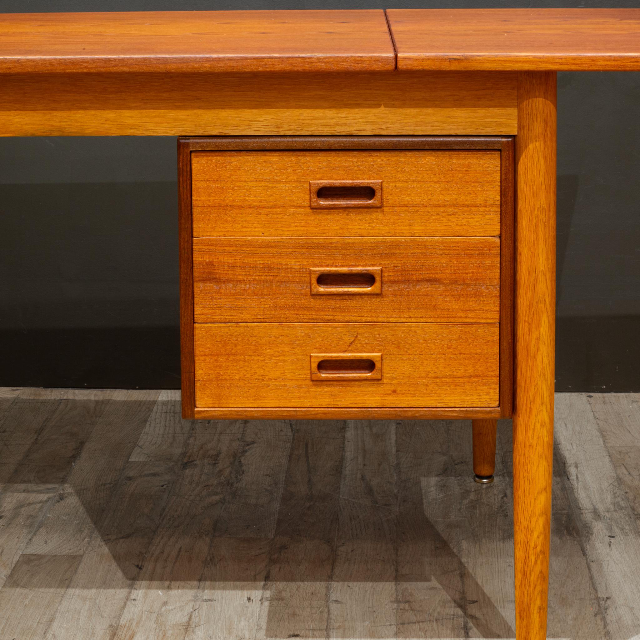 Mid-century Teak Expandable Desk with Sliding Drawers, Denmark c.1960 (20. Jahrhundert) im Angebot
