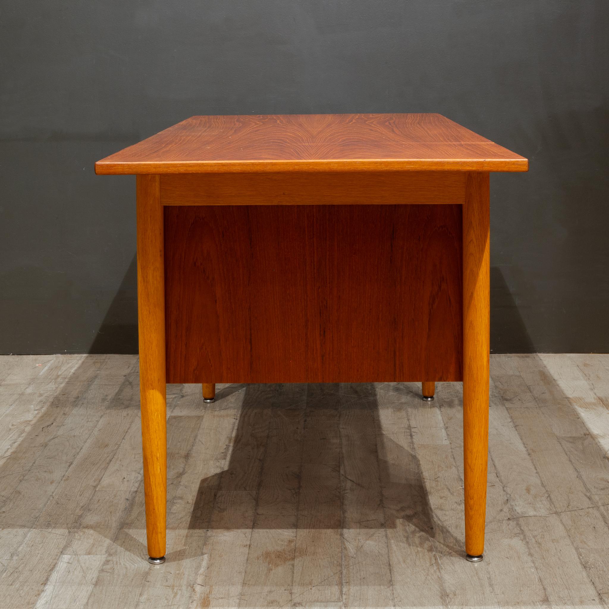Mid-century Teak Expandable Desk with Sliding Drawers, Denmark c.1960 (Teakholz) im Angebot