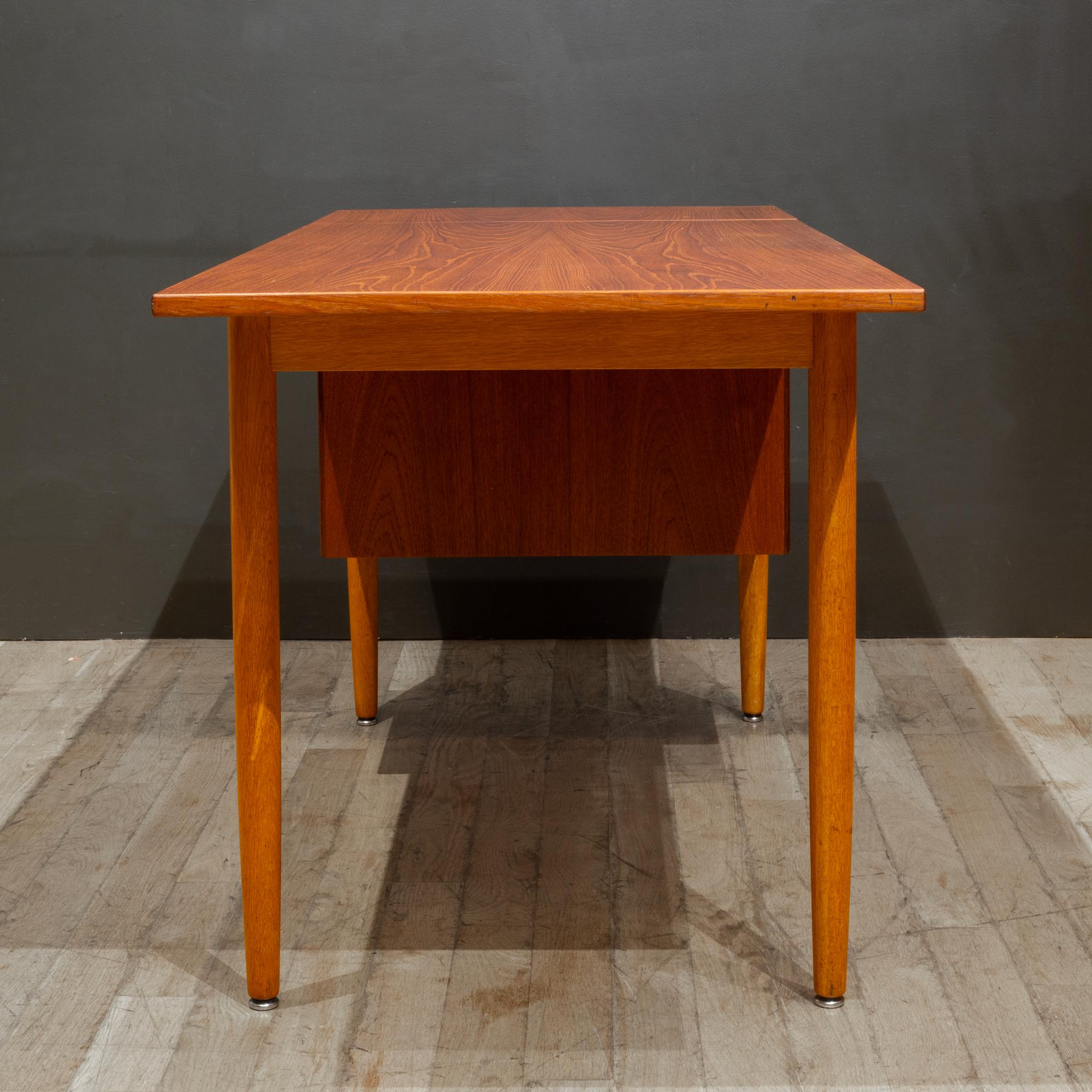 Mid-century Teak Expandable Desk with Sliding Drawers, Denmark c.1960 im Angebot 1