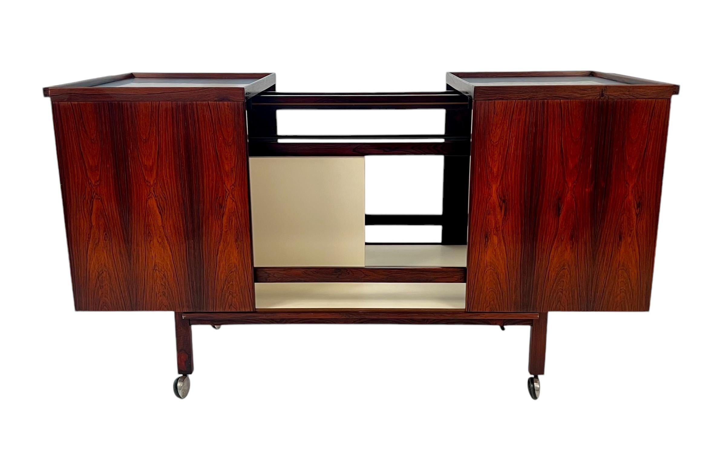 Mid Century Teak Expansion Bar Cart by Niels Erik & Glasdam Jensen 1960's. overall excellent vintage condition. Some surface wear and minor scratches to formica top.

Bar Cart measures approximately 34,75