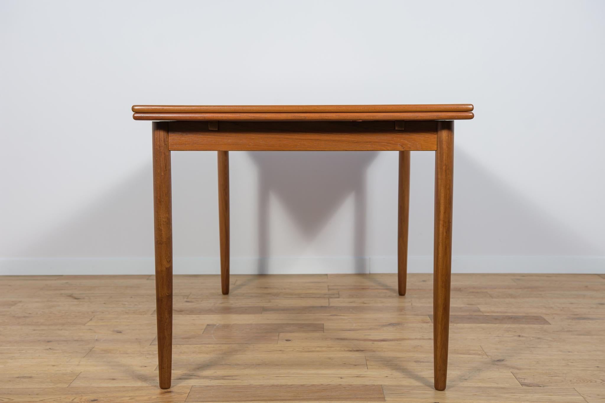 Mid Century Teak Extendable Dining Table, Denmark, 1960s In Excellent Condition For Sale In GNIEZNO, 30