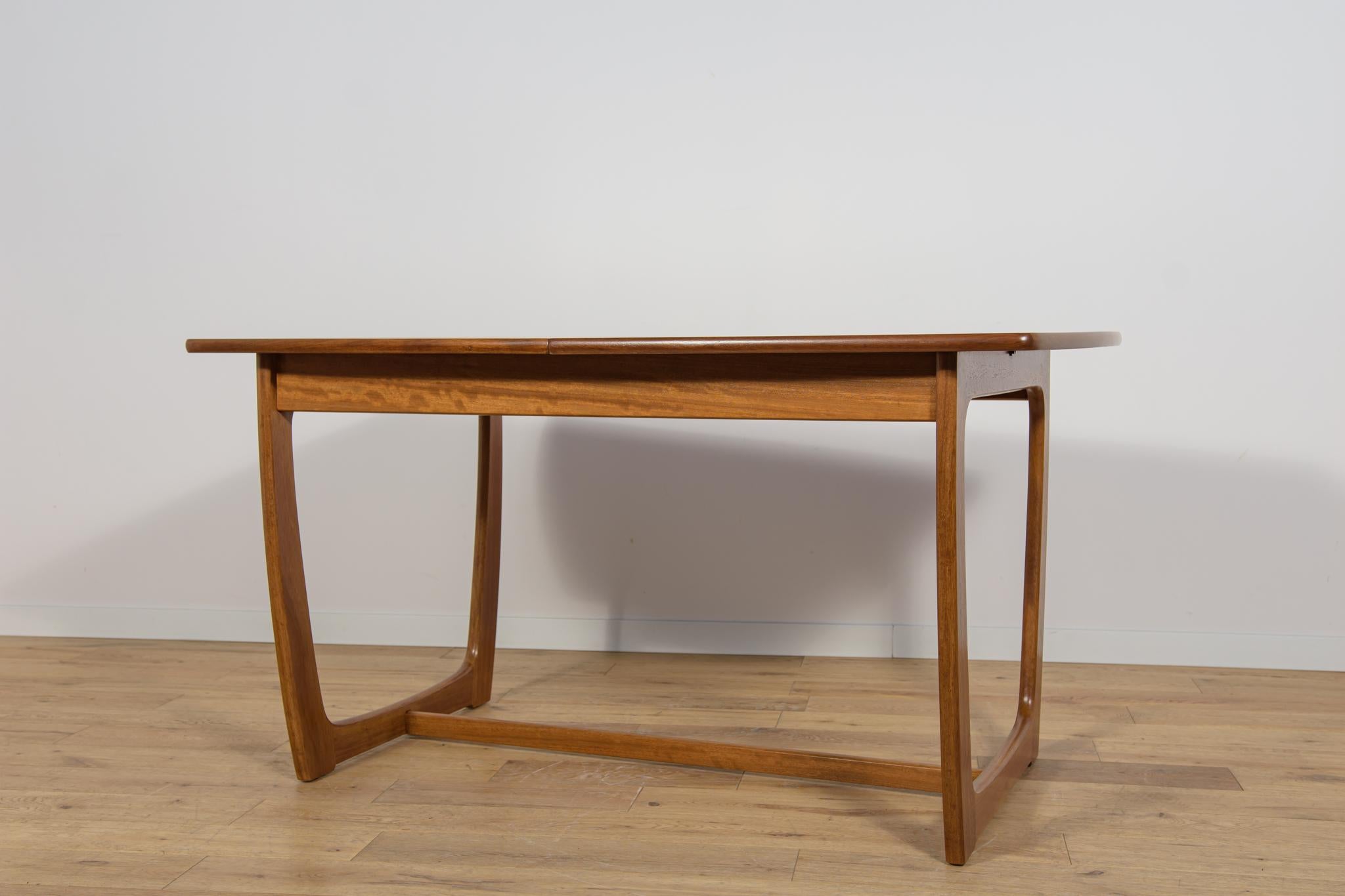 Mesa de comedor extensible de teca de mediados de siglo de G-Plan, años 60 Carpintería en venta