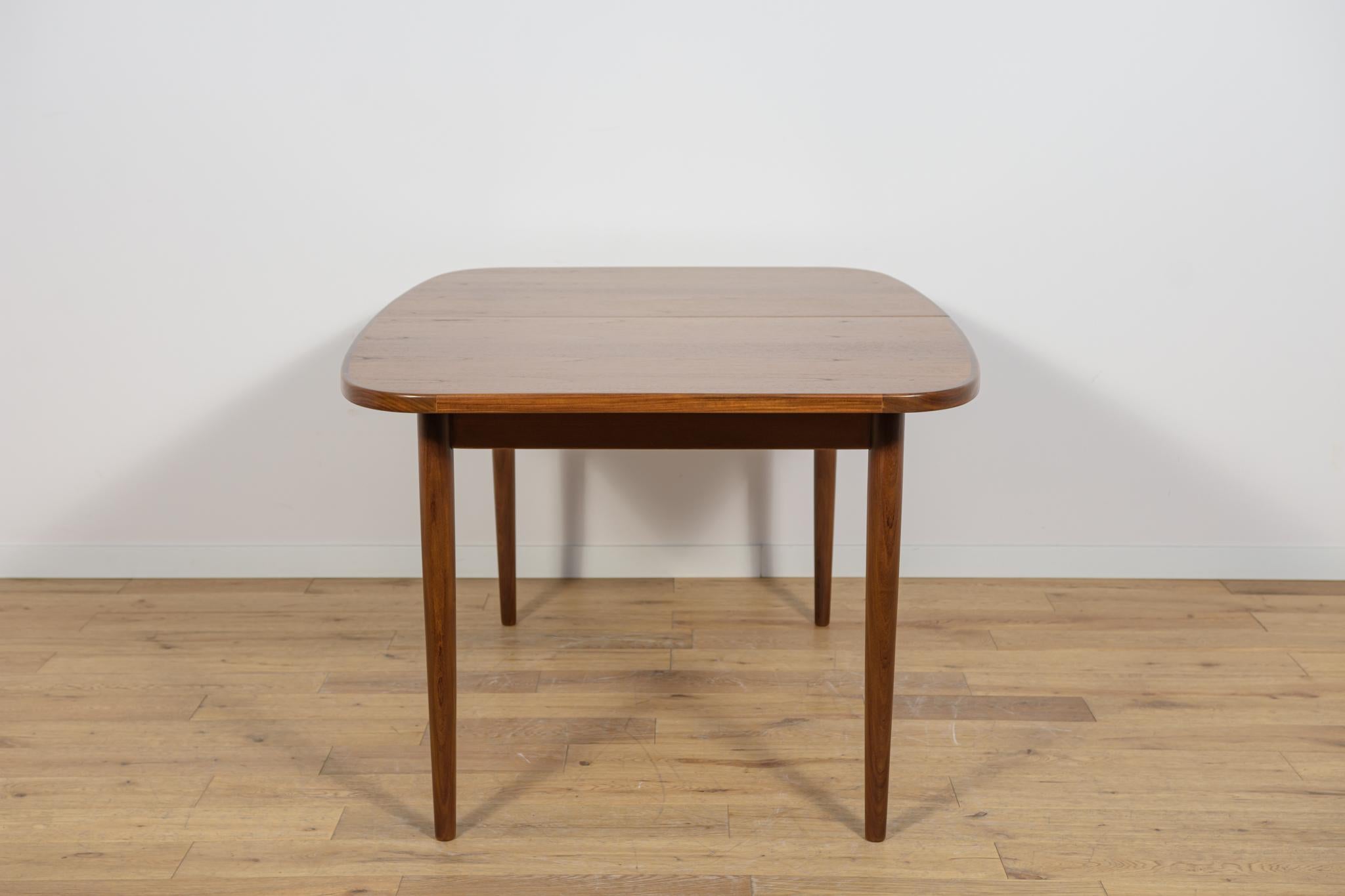 Mid-Century Teak Extendable Dining Table from G-Plan, 1960s In Excellent Condition For Sale In GNIEZNO, 30
