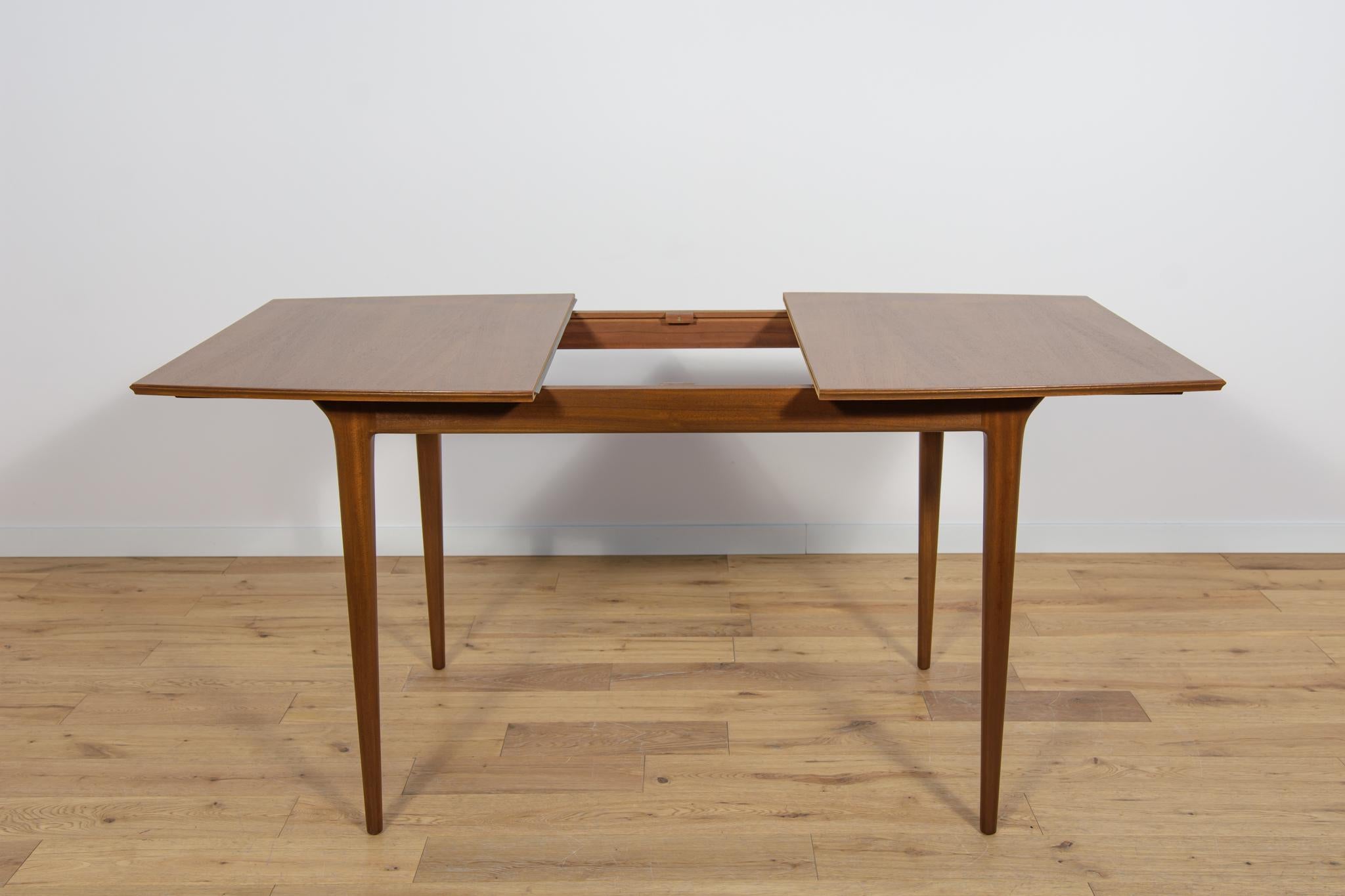 Teck Table de salle à manger à rallonge du milieu du siècle dernier de McIntosh, années 1960 en vente