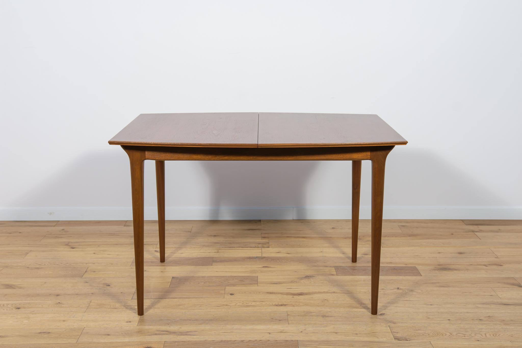 Der Tisch wurde in den 1960er Jahren in Schottland von A.H. McIntosh. Er ist aus Teakholz gefertigt. Das Möbelstück hat profilierte Beine, die ihm einen einzigartigen Charakter und Eleganz verleihen. Die alte Oberfläche wurde gereinigt, mit