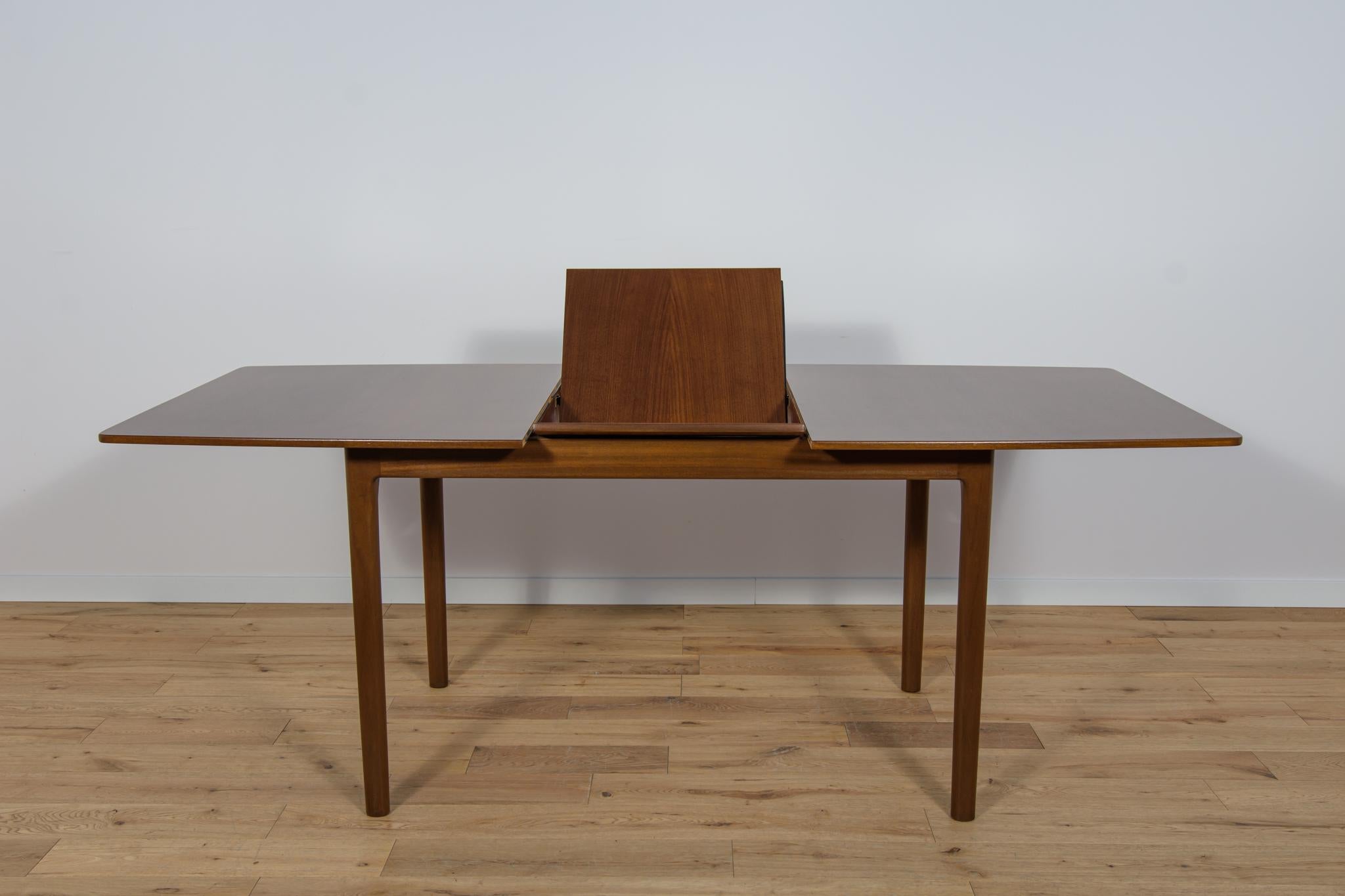 Mid-Century Teak Extendable Dining Table from McIntosh, United Knigdom, 1960s In Excellent Condition For Sale In GNIEZNO, 30