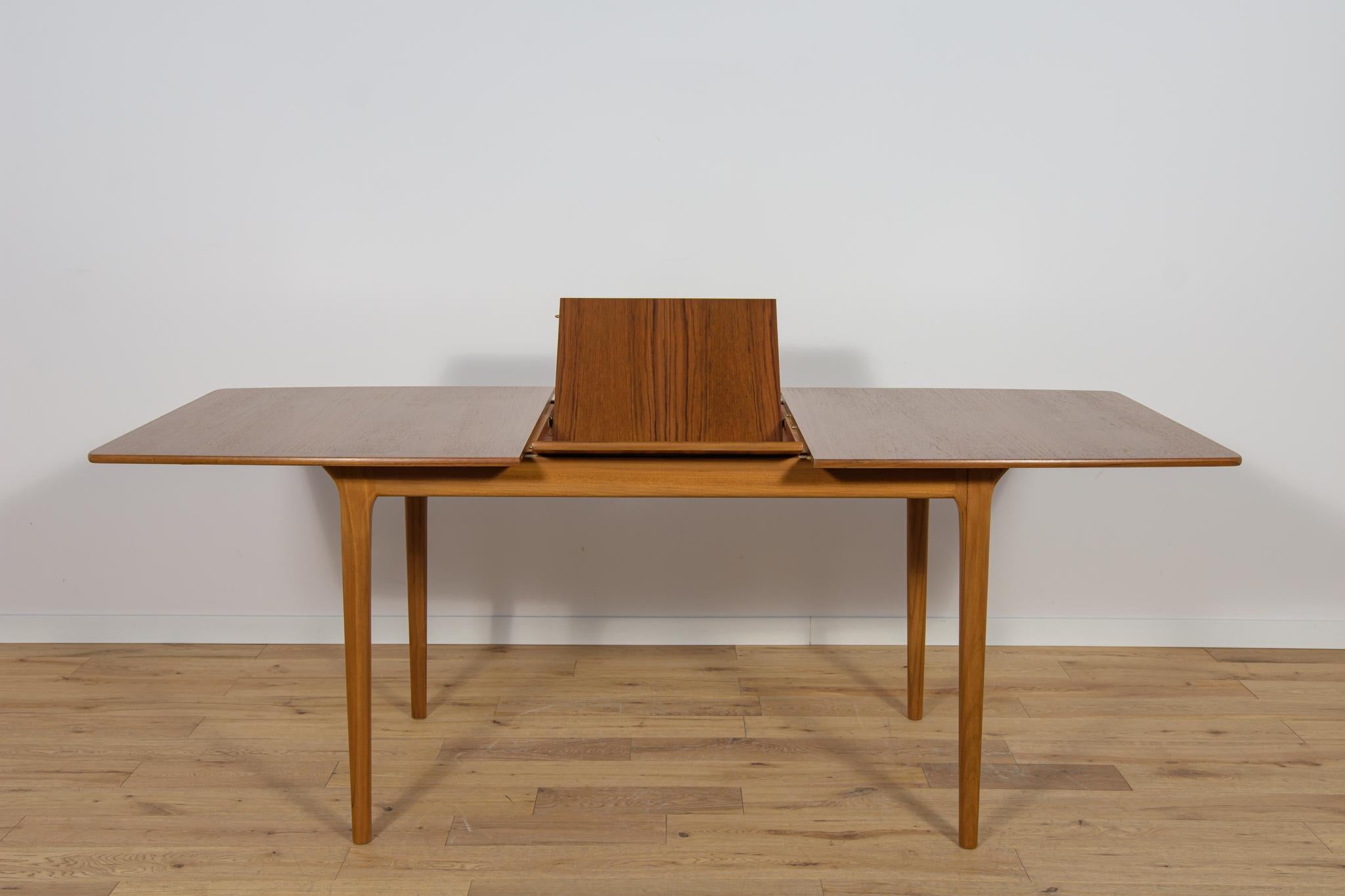 Mid-Century Teak Extendable Dining Table from McIntosh, United Knigdom, 1960s For Sale 1