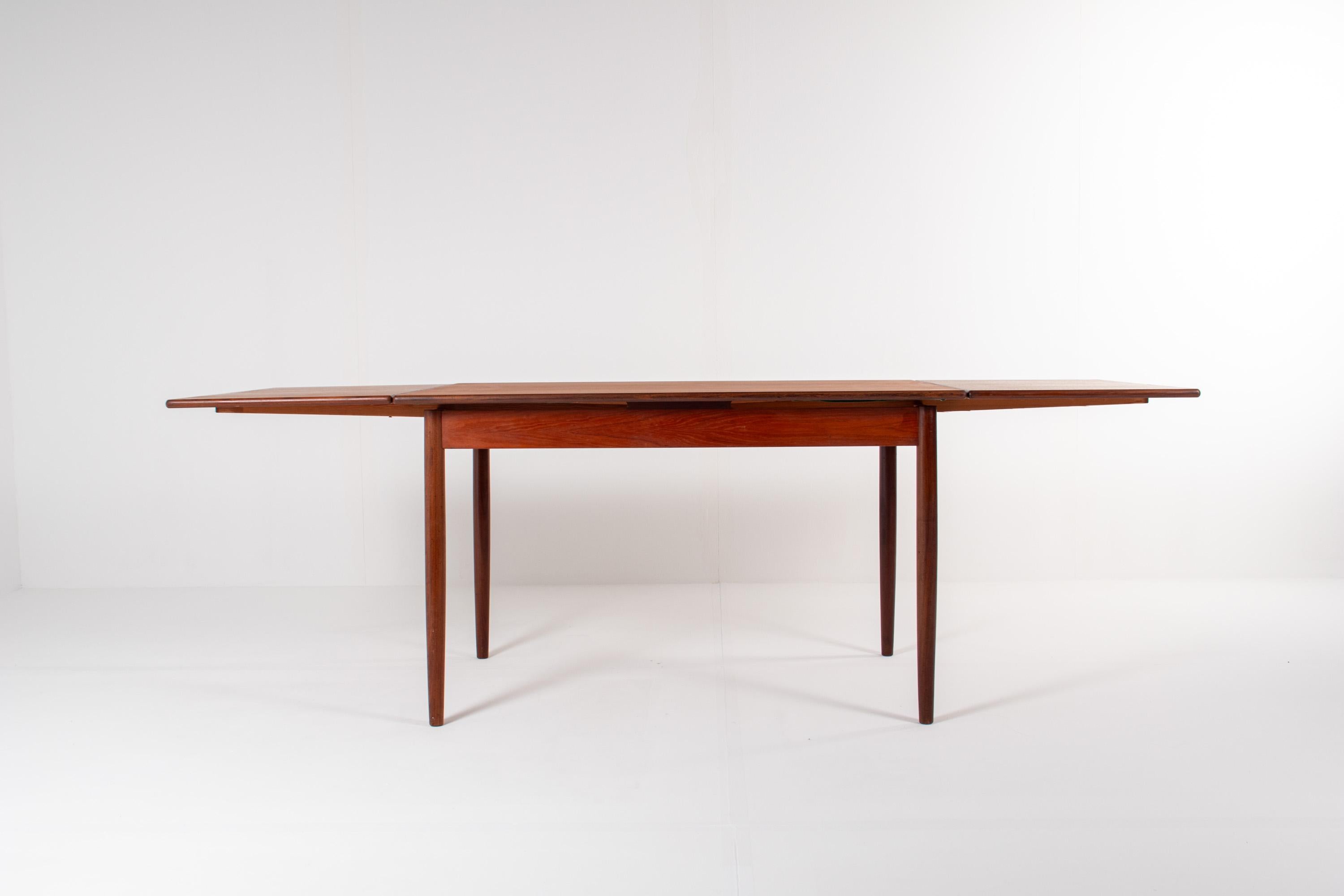 Mid-Century Teak Extendable Dining Table – Scandinavian Design, 1960s For Sale 4