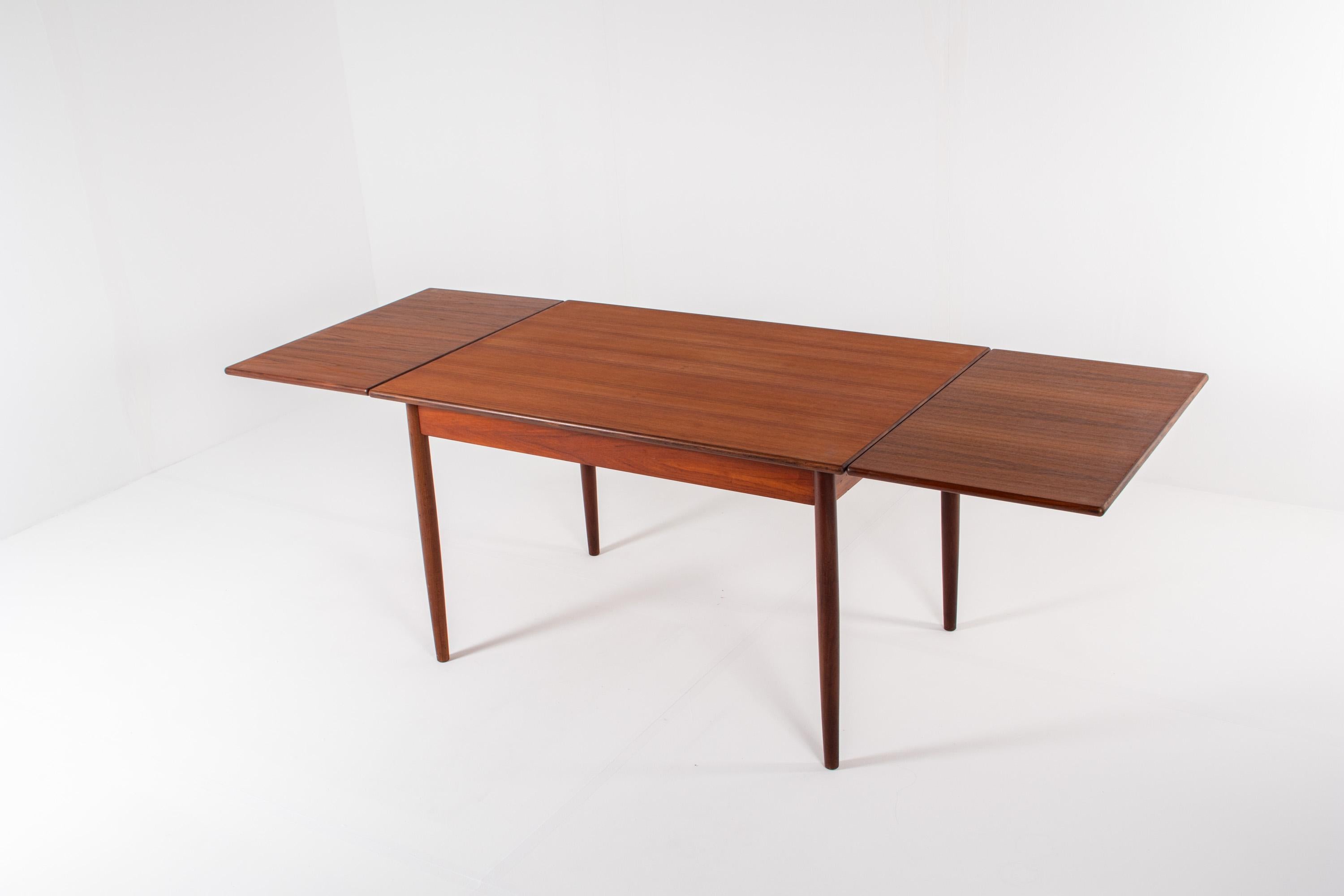 Mid-Century Teak Extendable Dining Table – Scandinavian Design, 1960s For Sale 5