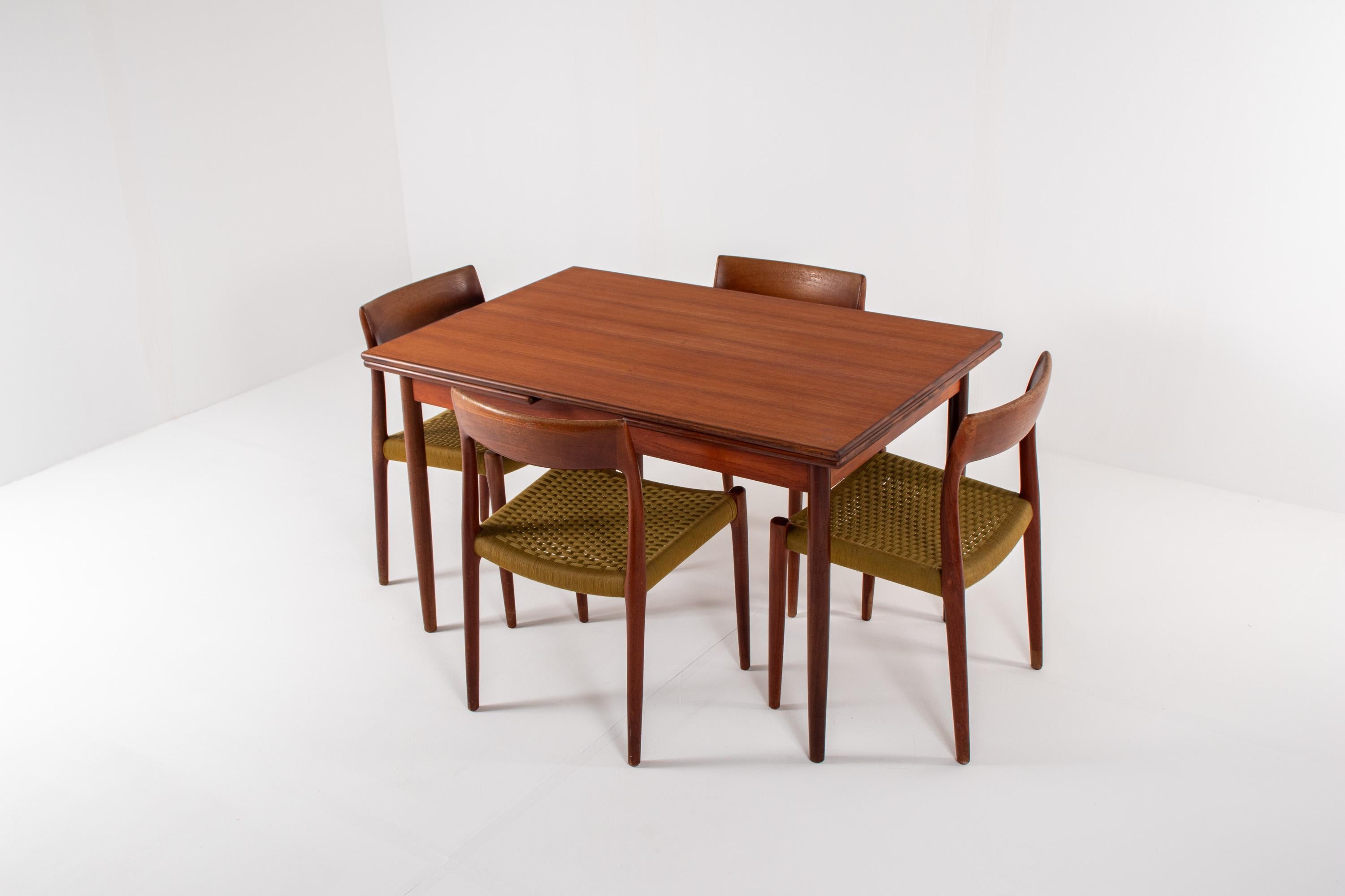 Mid-Century Teak Extendable Dining Table – Scandinavian Design, 1960s For Sale 6