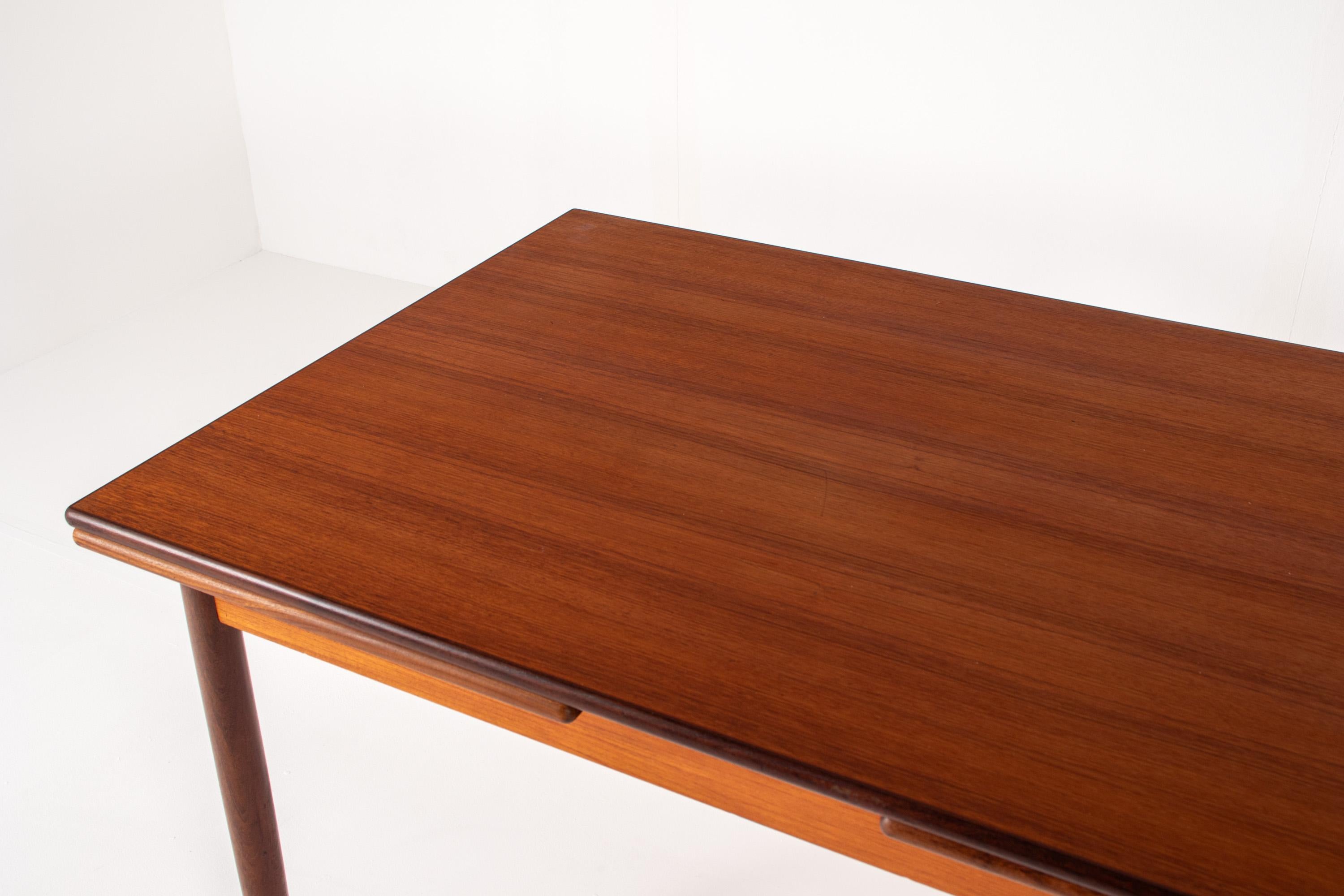 Mid-Century Teak Extendable Dining Table – Scandinavian Design, 1960s In Good Condition For Sale In BERKEL EN RODENRIJS, NL