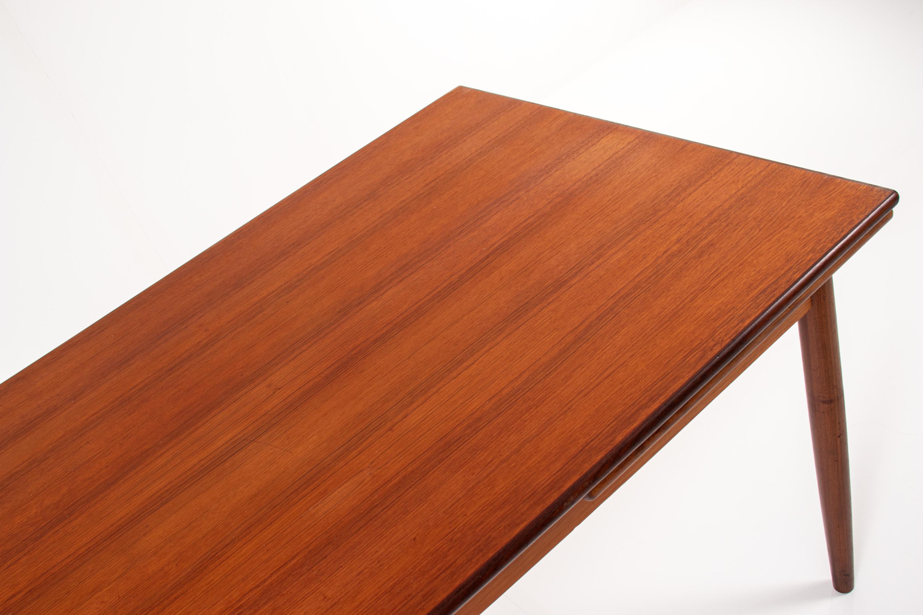 Mid-Century Teak Extendable Dining Table – Scandinavian Design, 1960s For Sale 1
