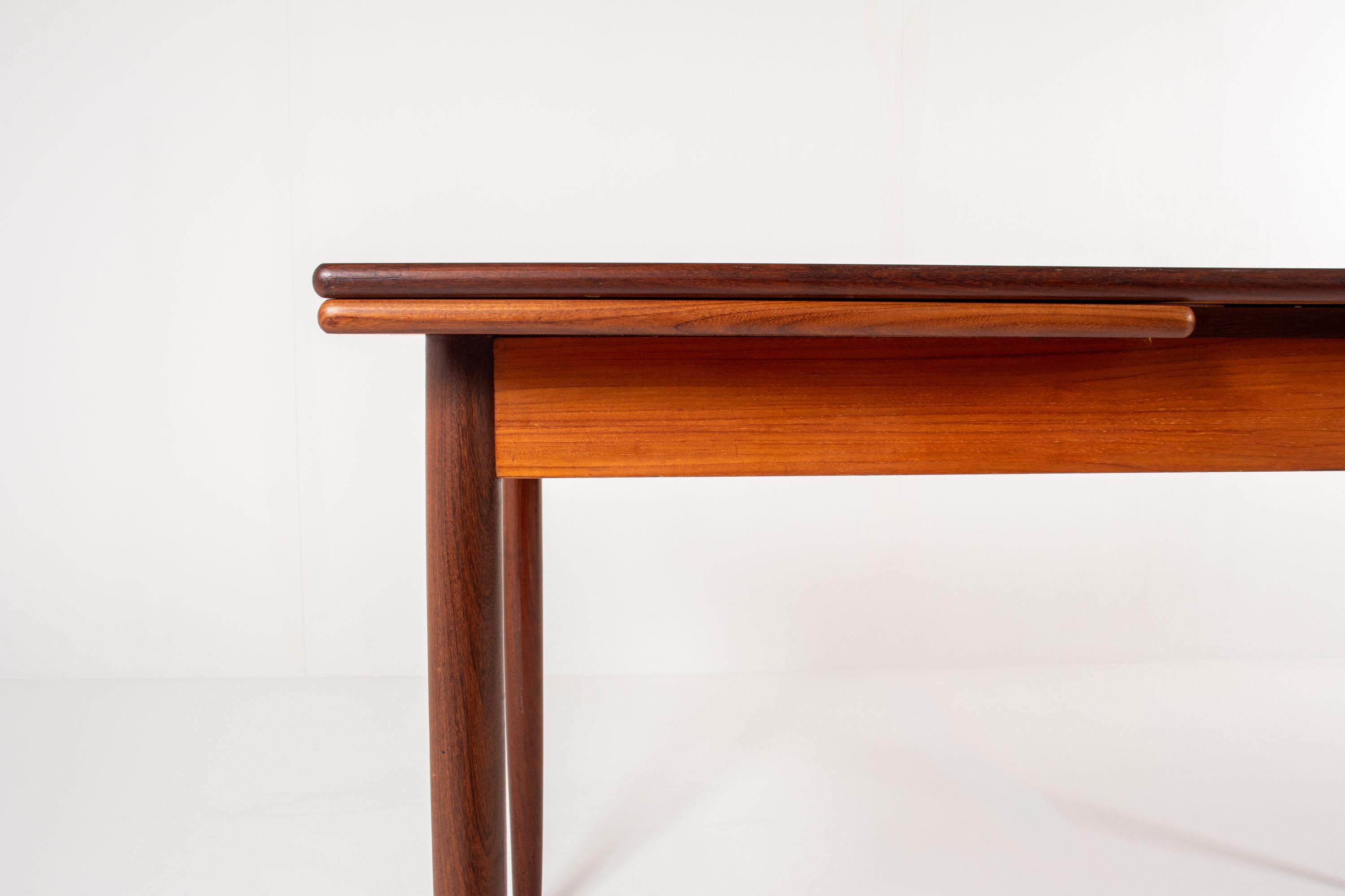 Mid-Century Teak Extendable Dining Table – Scandinavian Design, 1960s For Sale 2