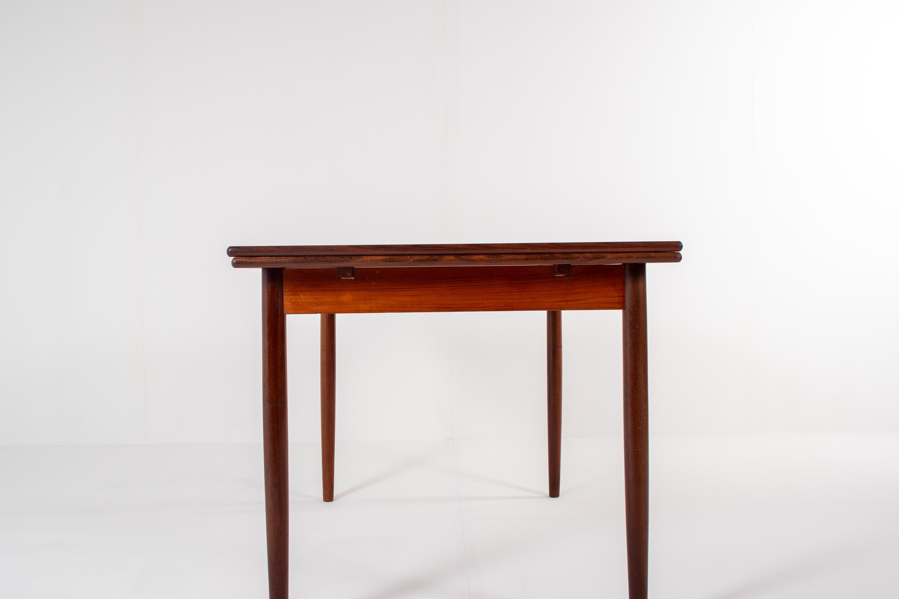 Mid-Century Teak Extendable Dining Table – Scandinavian Design, 1960s For Sale 3