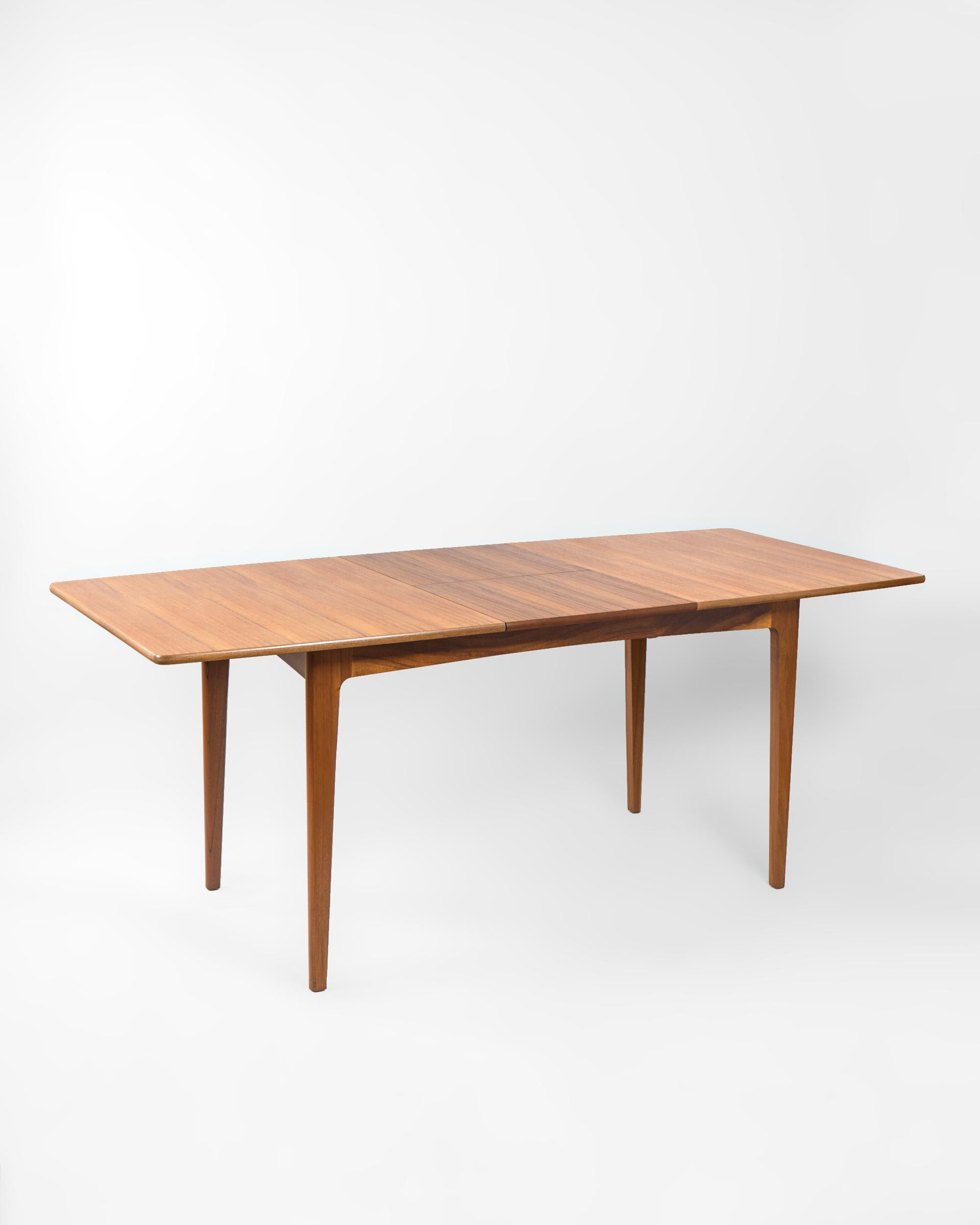 Mid Century Teak Extendable Dining Table, UK, circa 1960 In Good Condition For Sale In CANGAS, ES
